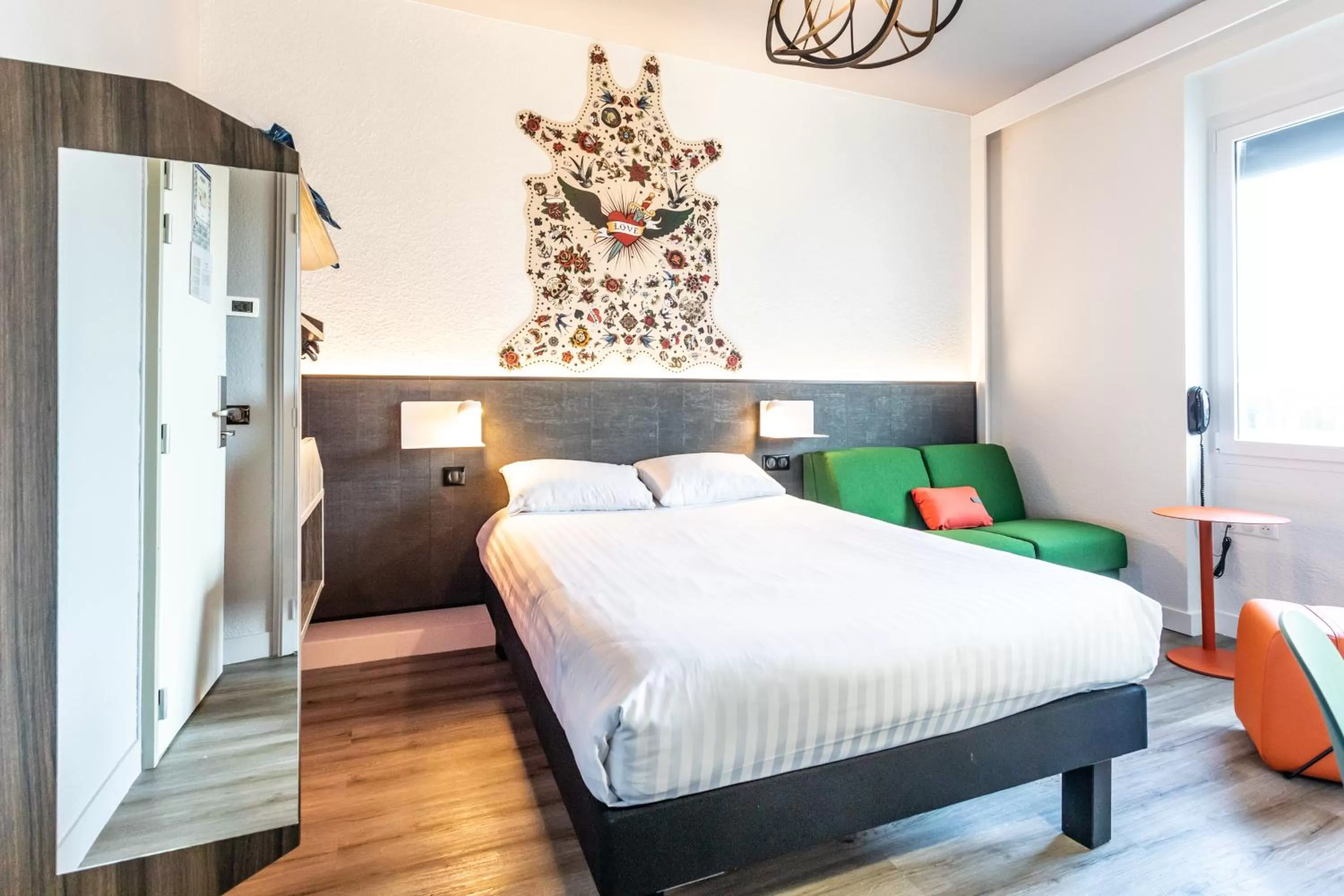 Bed in Hôtel The Originals City Le Berry - proche centre-ville - Gare - parking - recharge véhicule