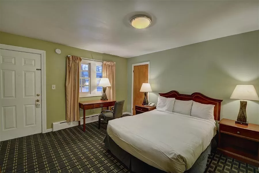 Bed in Colonial Motel and Spa