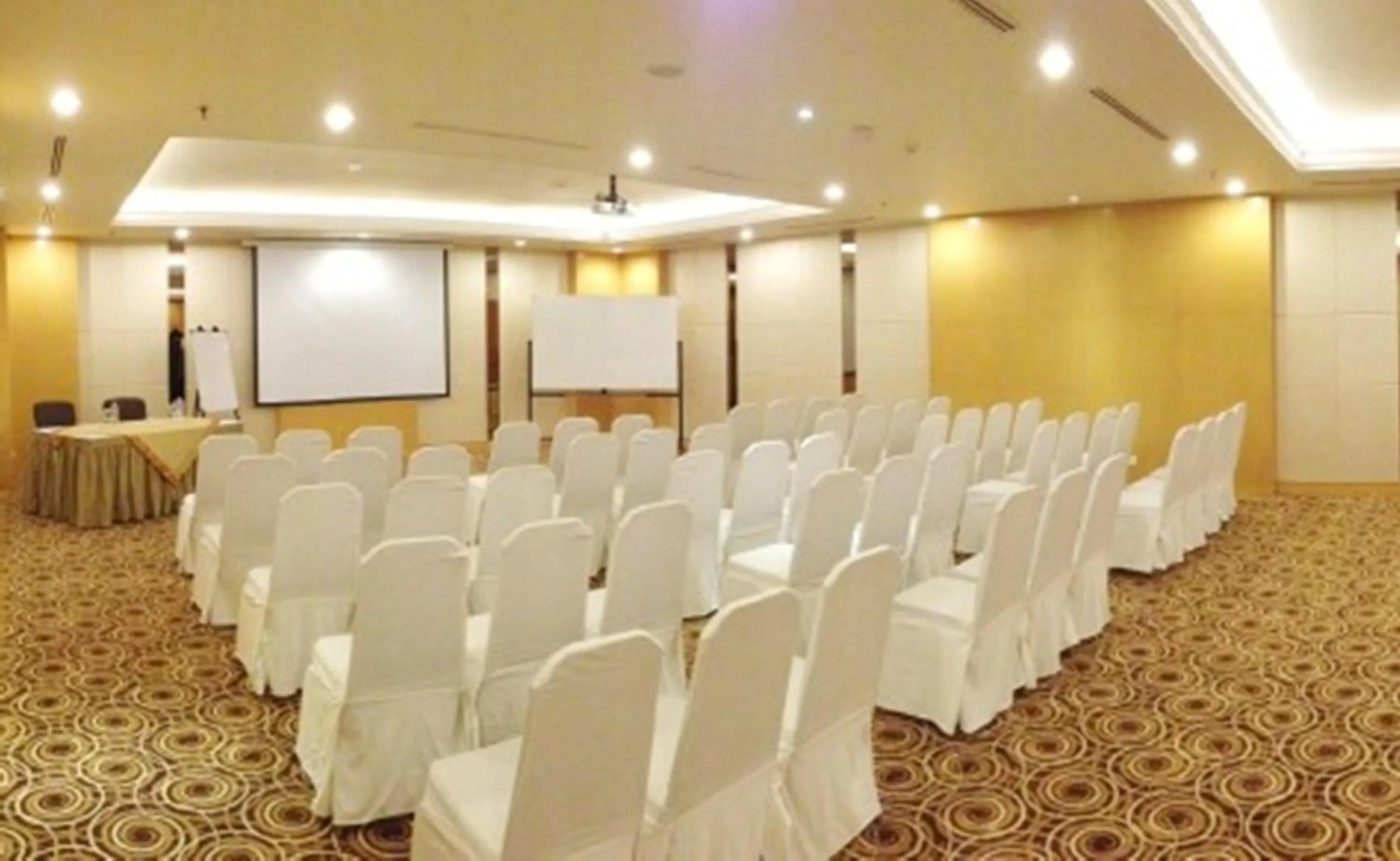 Meeting/conference room in All Sedayu Hotel Kelapa Gading