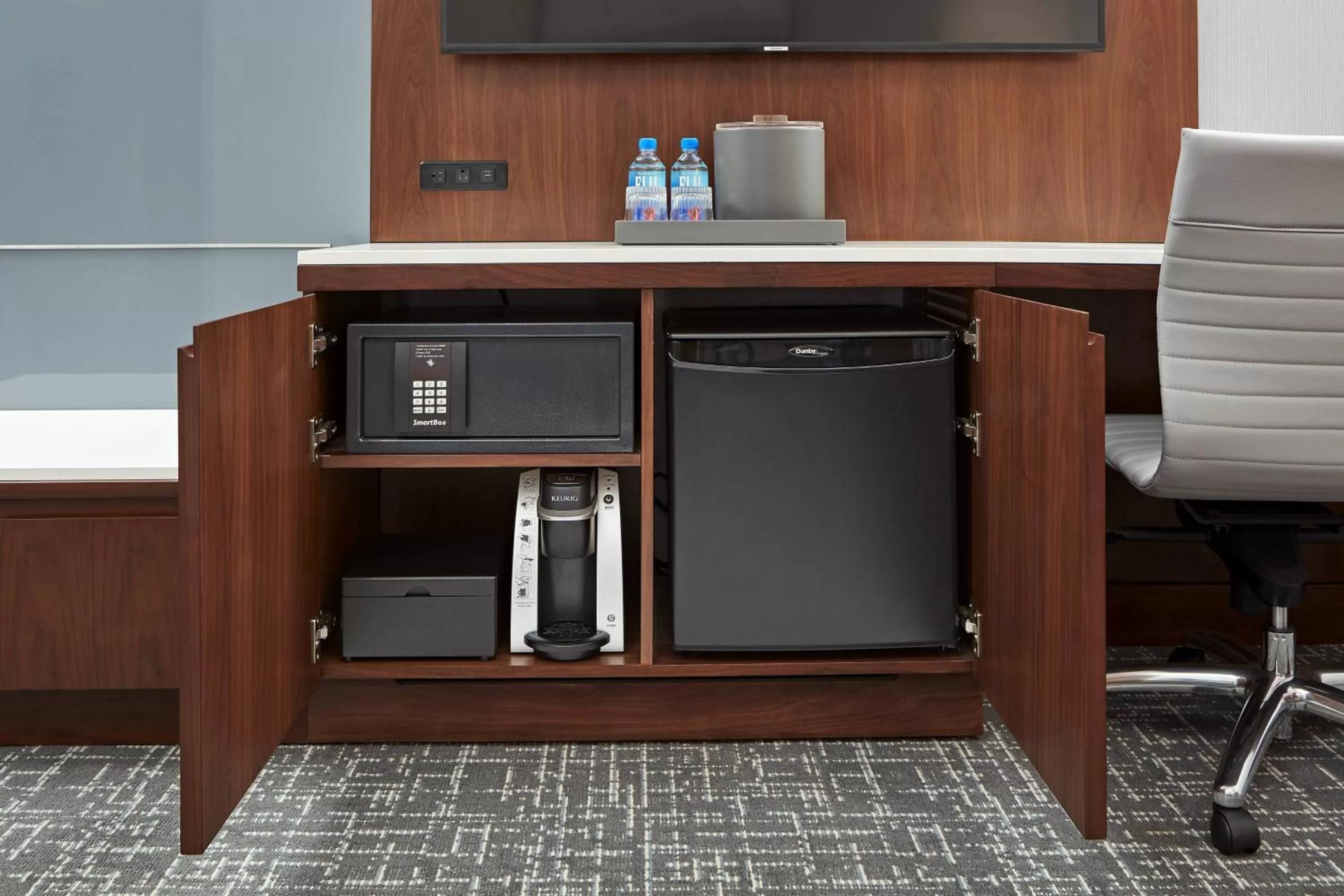 Photo of the whole room, Kitchen/Kitchenette in San Mateo Marriott San Francisco Airport