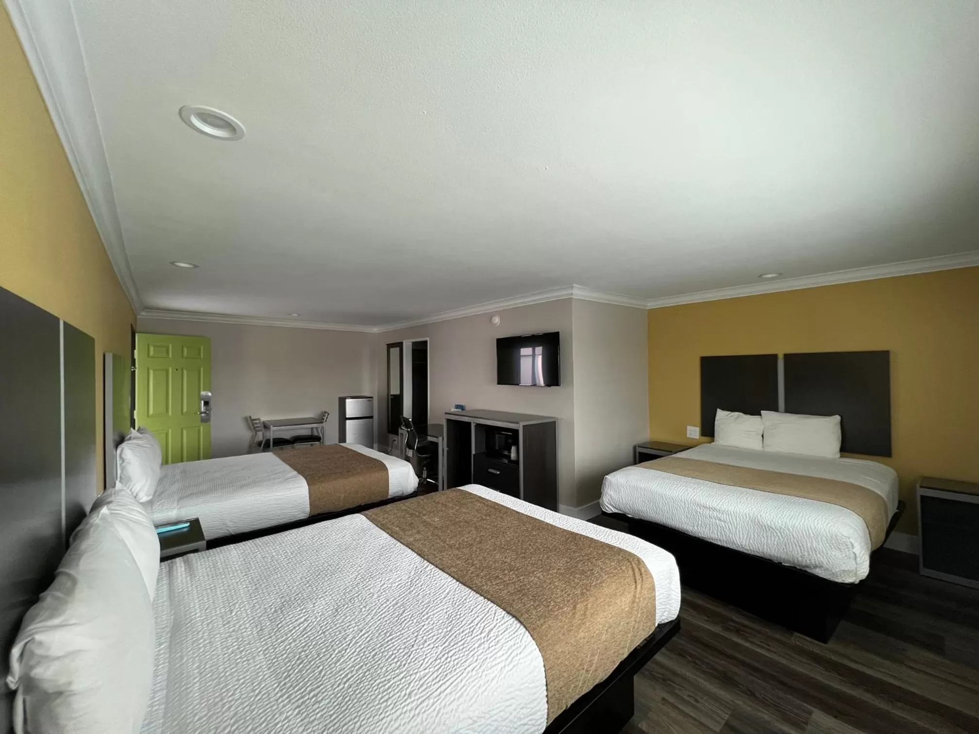 Bed in Deluxe Inn Hawthorne/ LAX