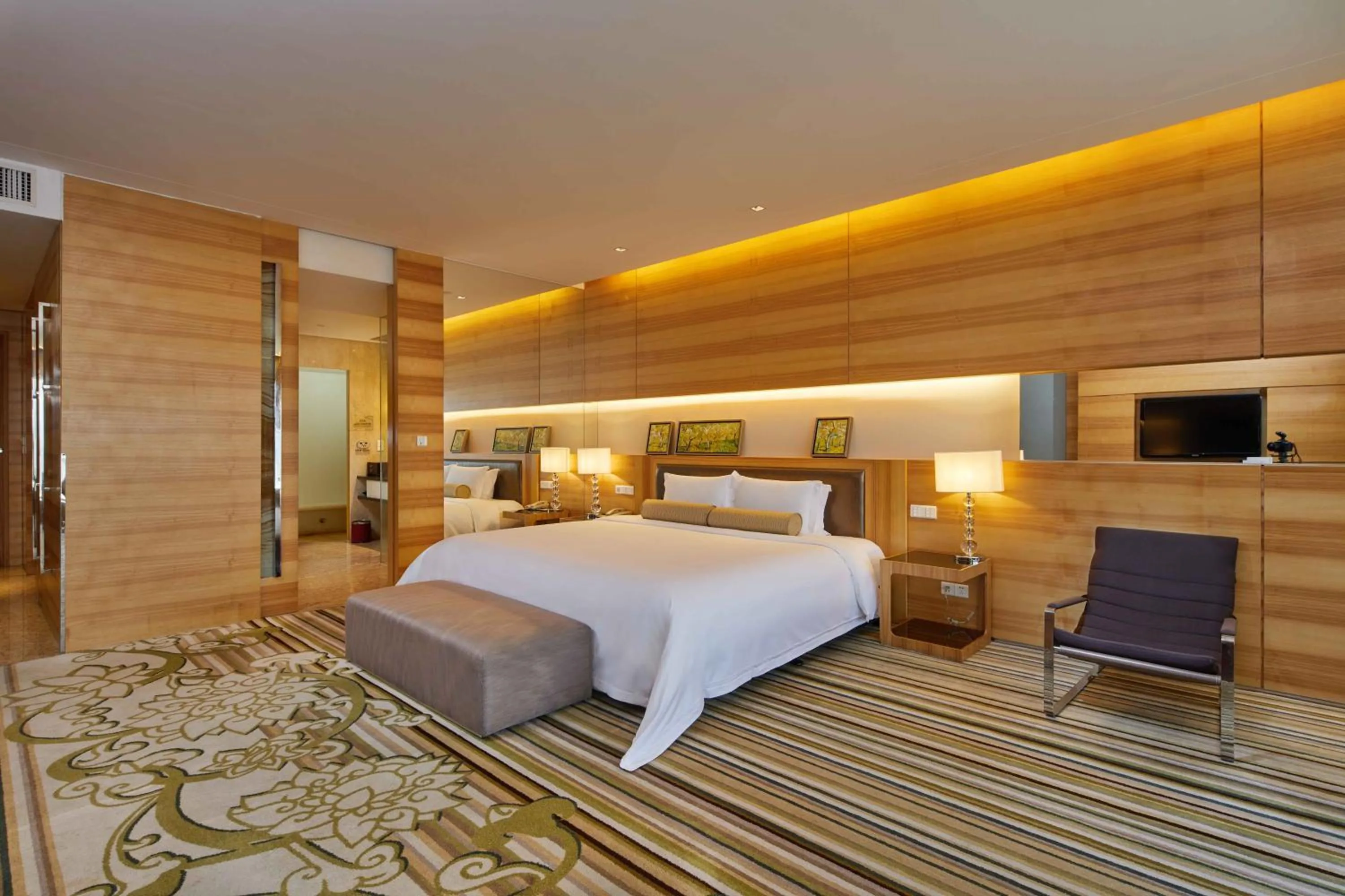 Property building, Bed in HJ International Hotel