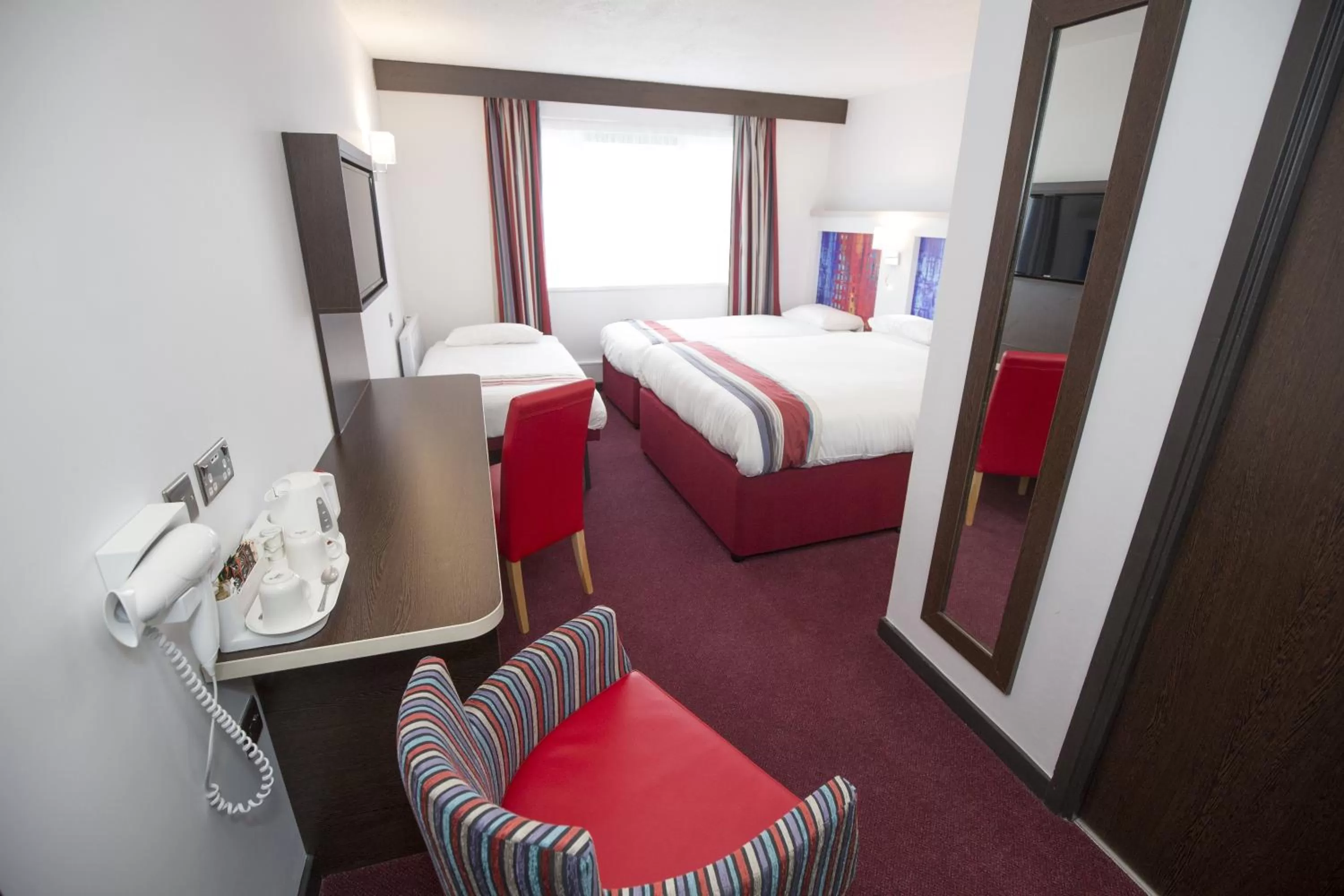 Photo of the whole room, Bed in Ramada Milton Keynes