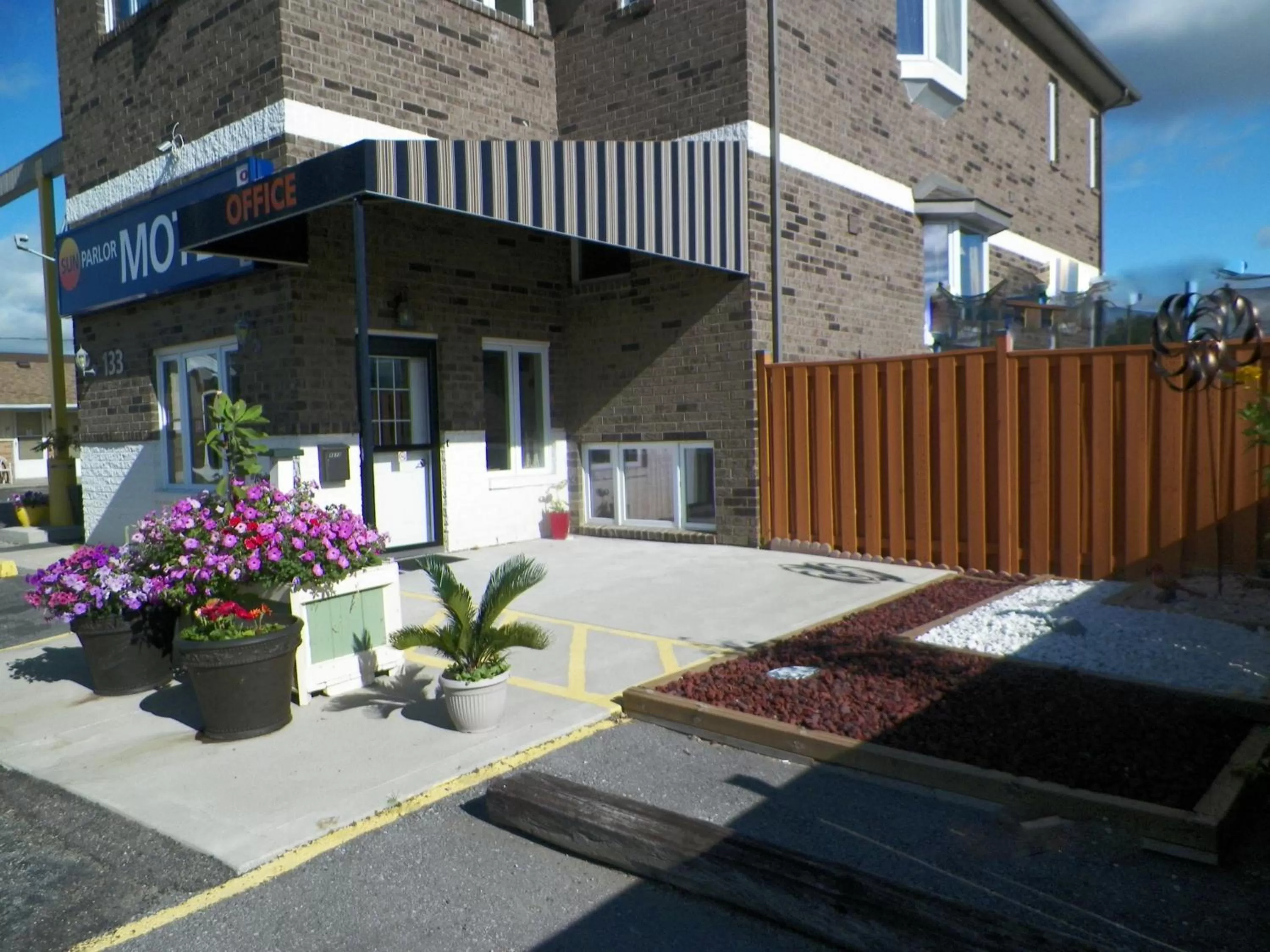Property building in Sunparlor Motel