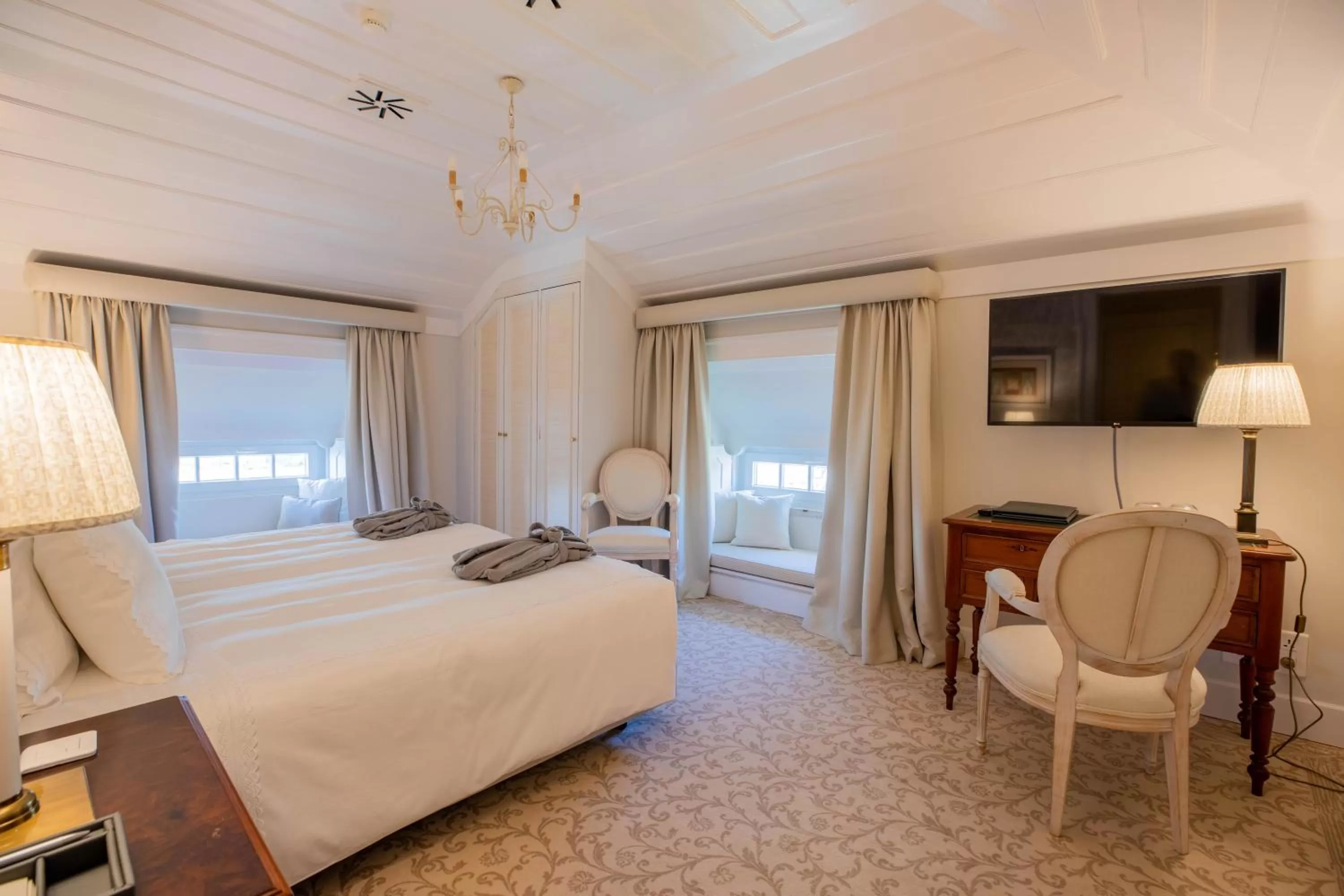 Photo of the whole room, Bed in Estoril Vintage Hotel