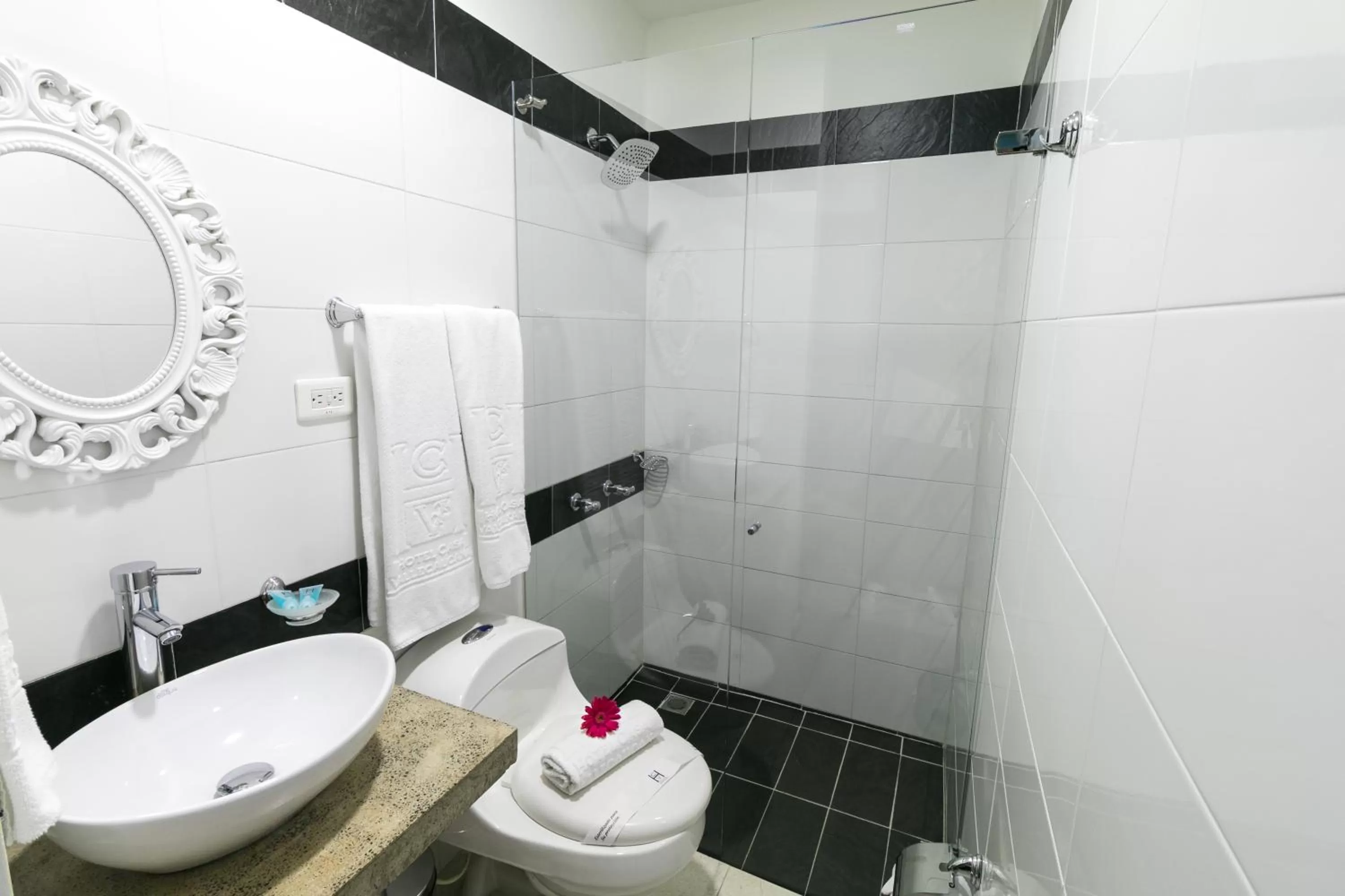 Shower in Hotel Casa Vallecaucana