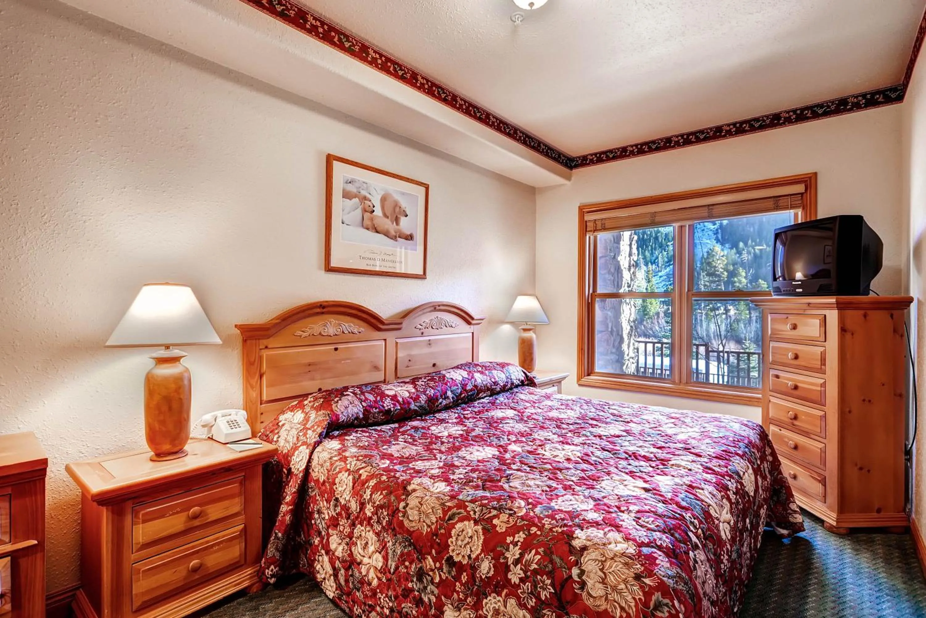 Photo of the whole room, Bed in Gateway Mountain Lodge by Keystone Resort