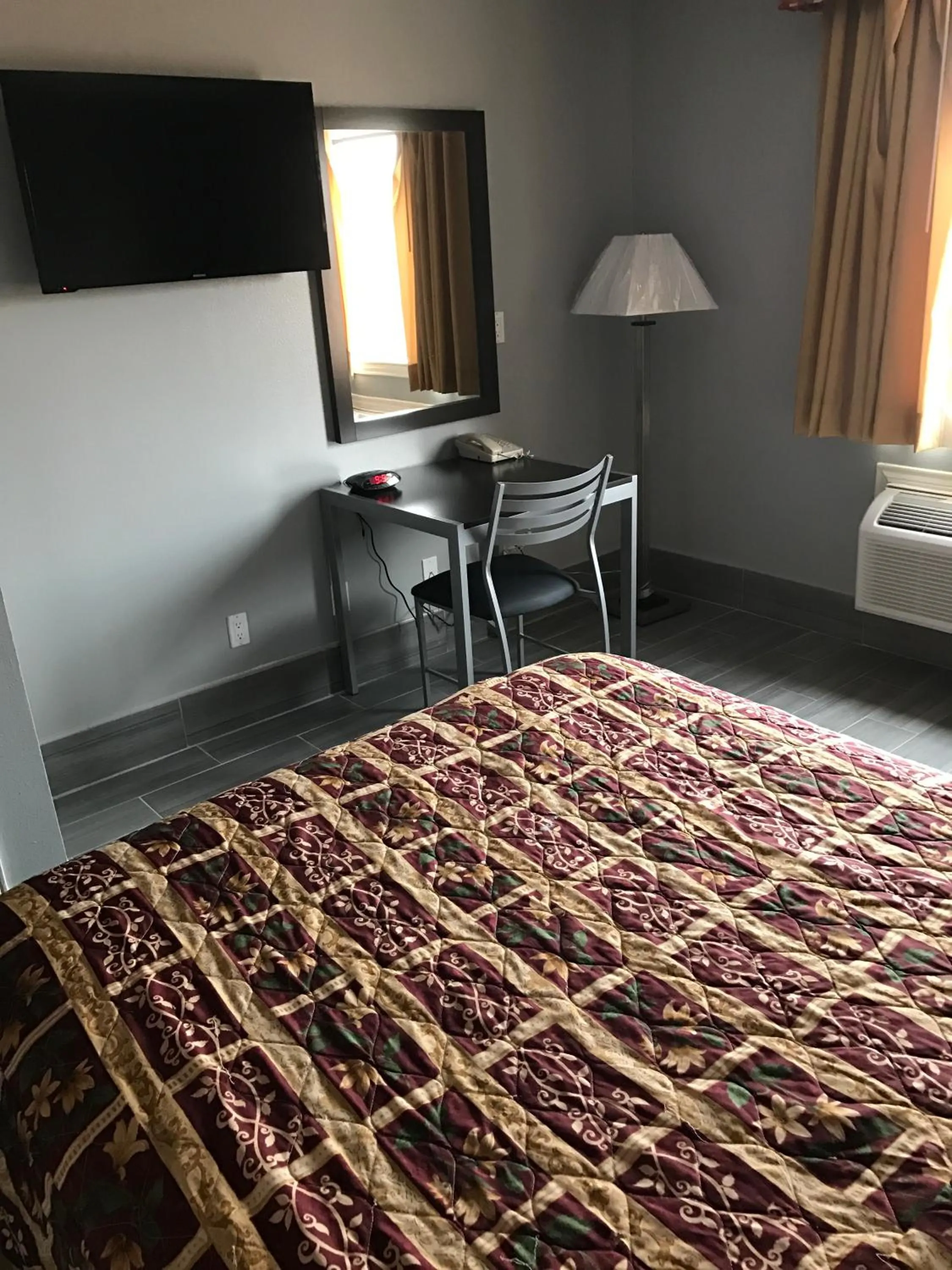 TV and multimedia, Bed in Express Inn Weslaco/Mercedes