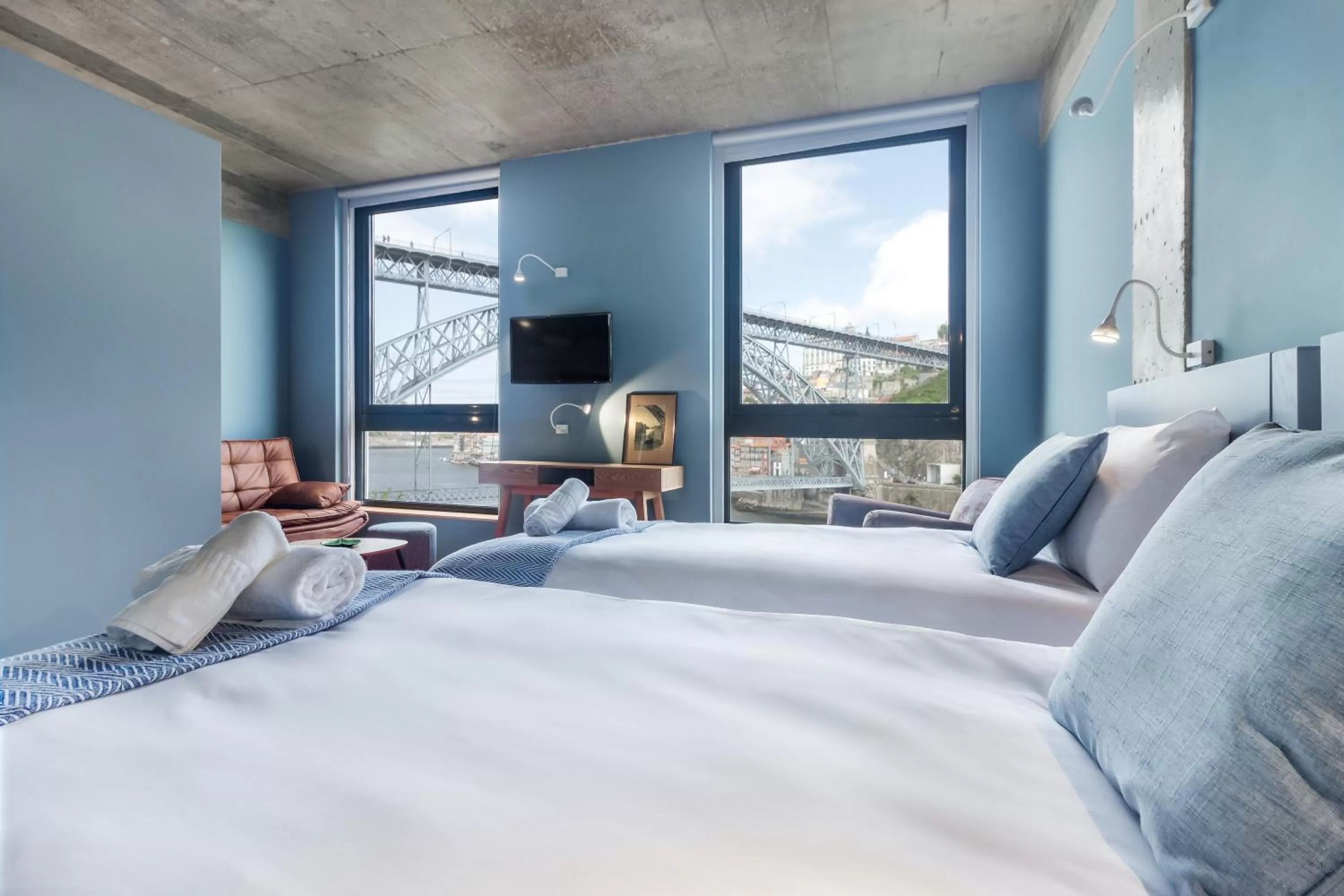 Bedroom, Bed in Bridge It - Suites & Views