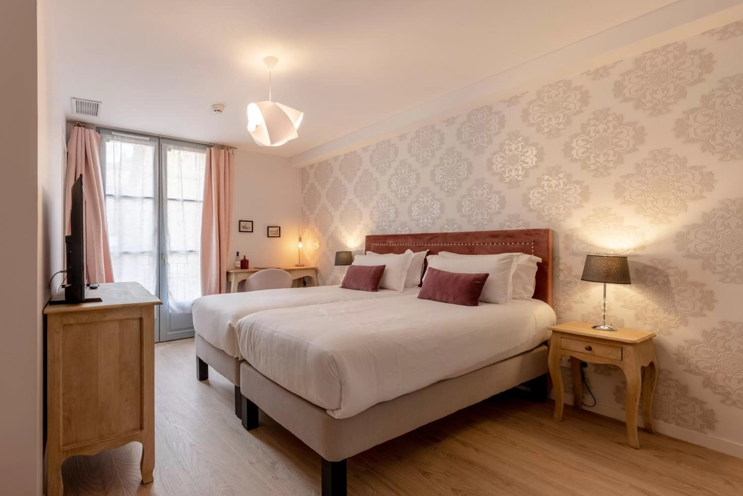 Bed in Hôtel-Restaurant des Augustins