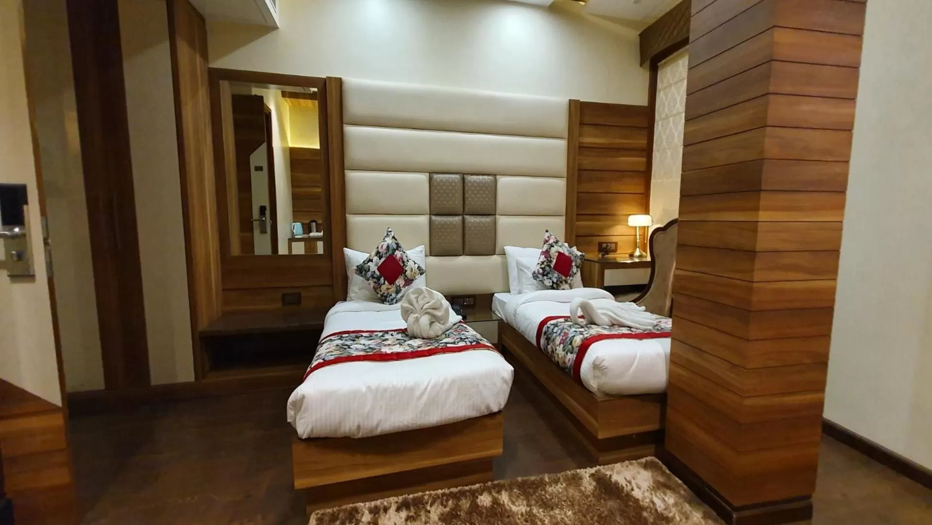 Bed in Hotel Makhan Residency