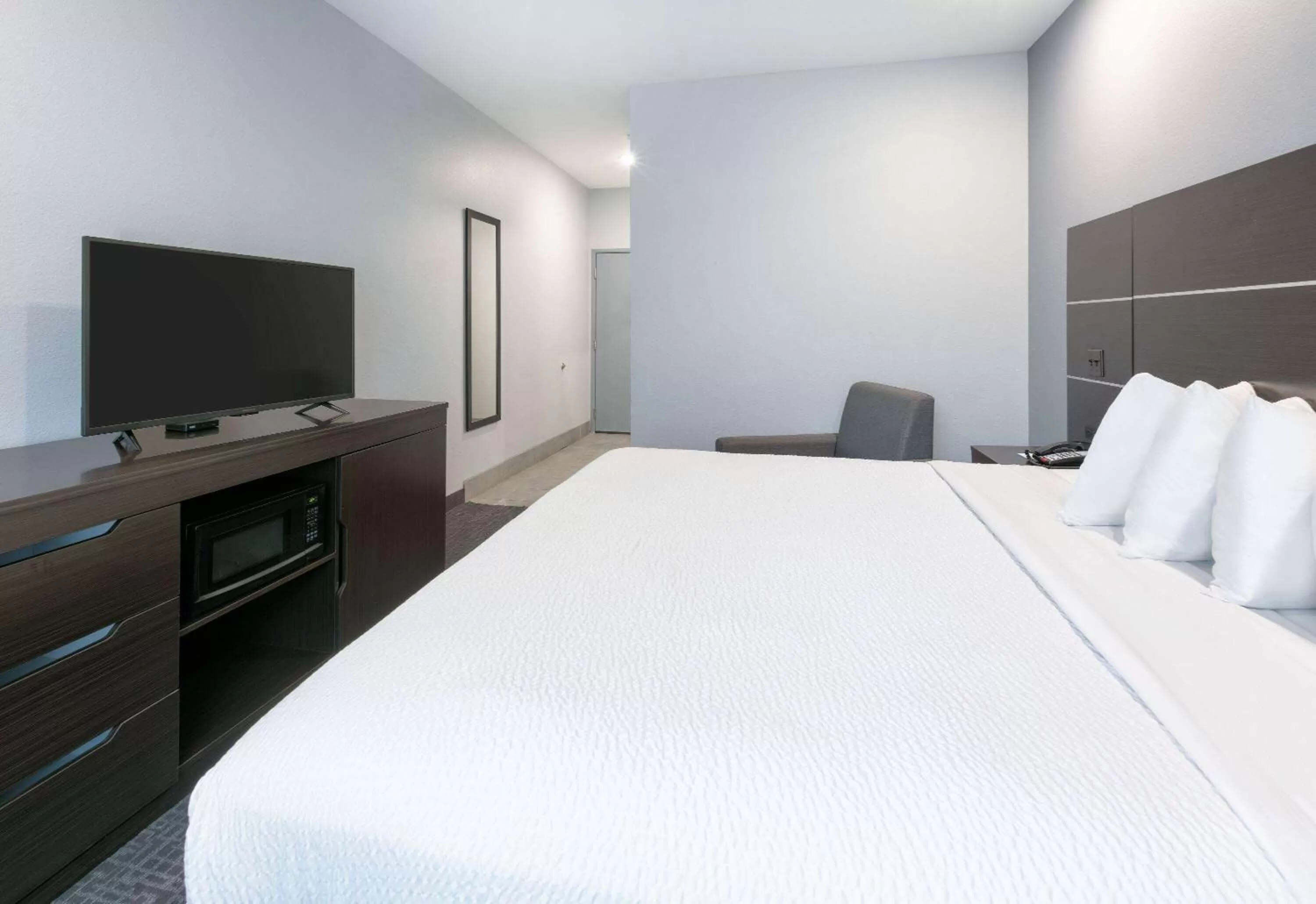 Photo of the whole room, Bed in Days Inn by Wyndham Zachary LA