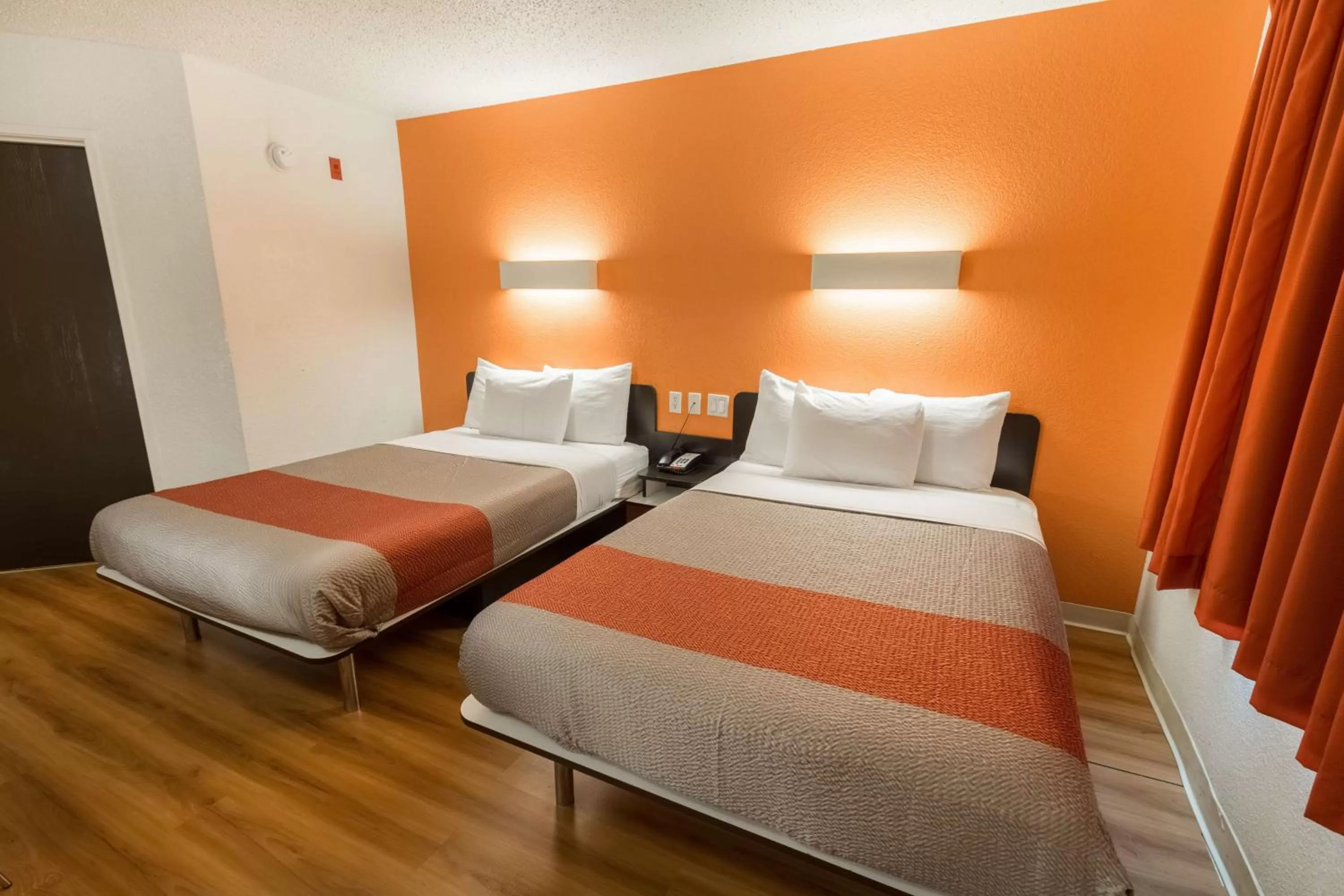 Photo of the whole room, Bed in Motel 6-Irving, TX - DFW Airport North