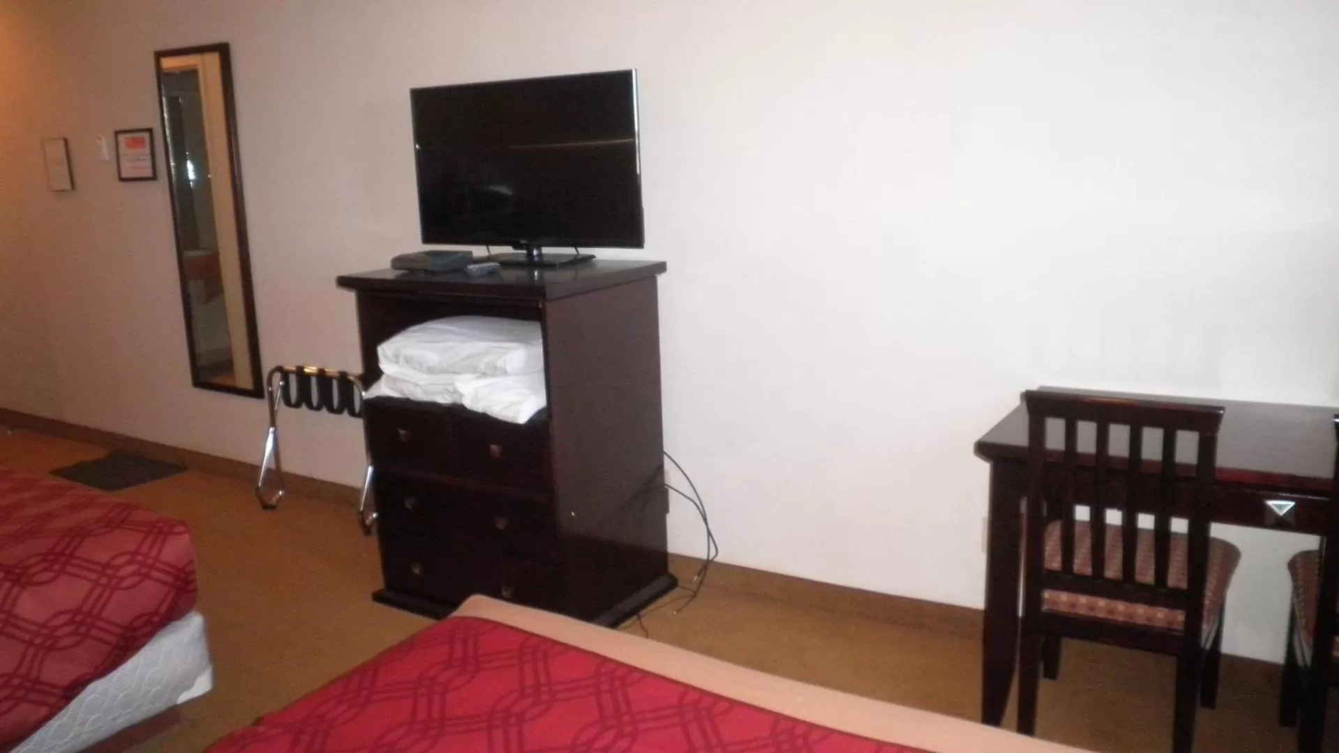 TV/Entertainment Center in Travel Inn & Suites