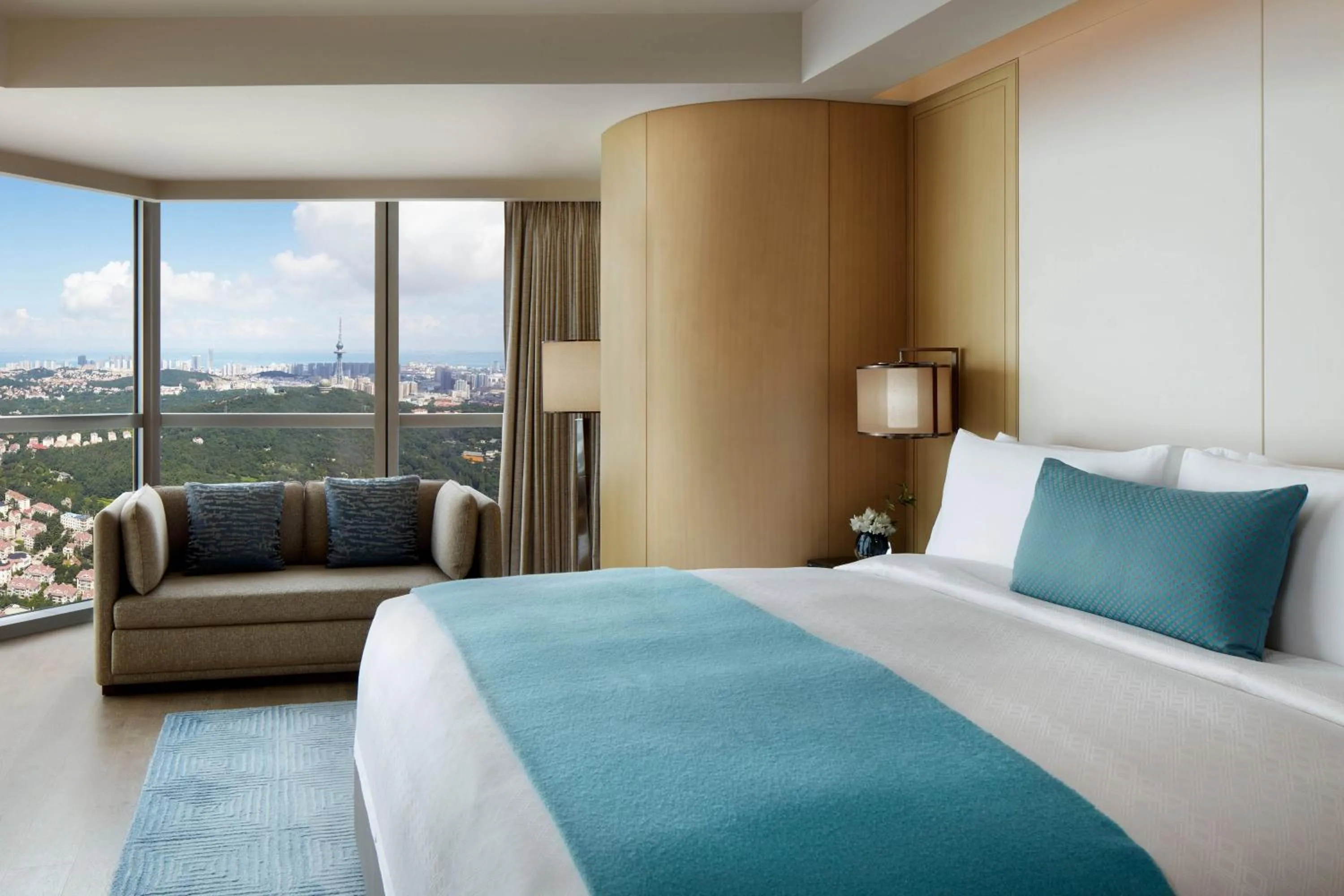 Photo of the whole room, Bed in The St. Regis Qingdao