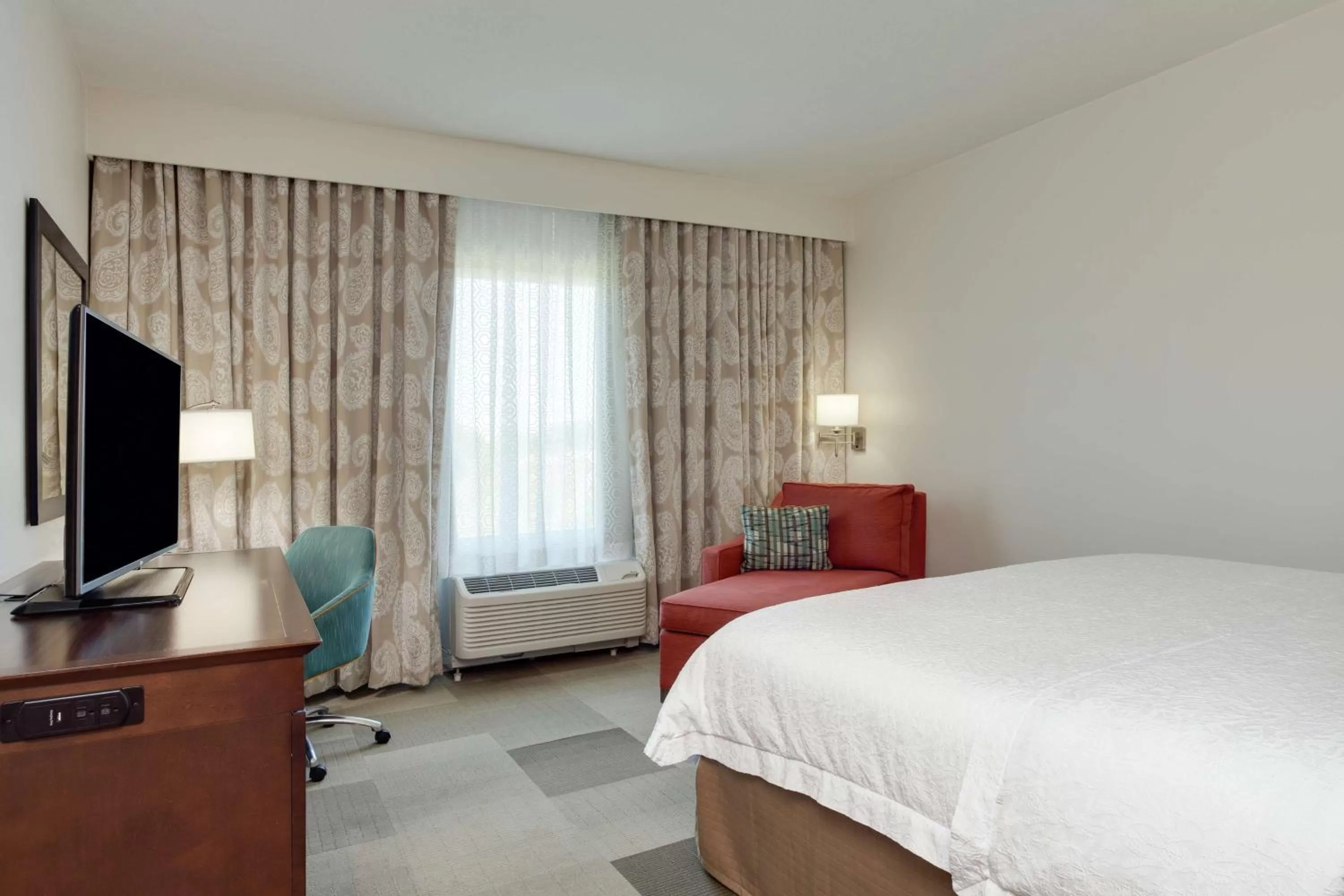 Bedroom, Bed in Hampton Inn & Suites - DeLand