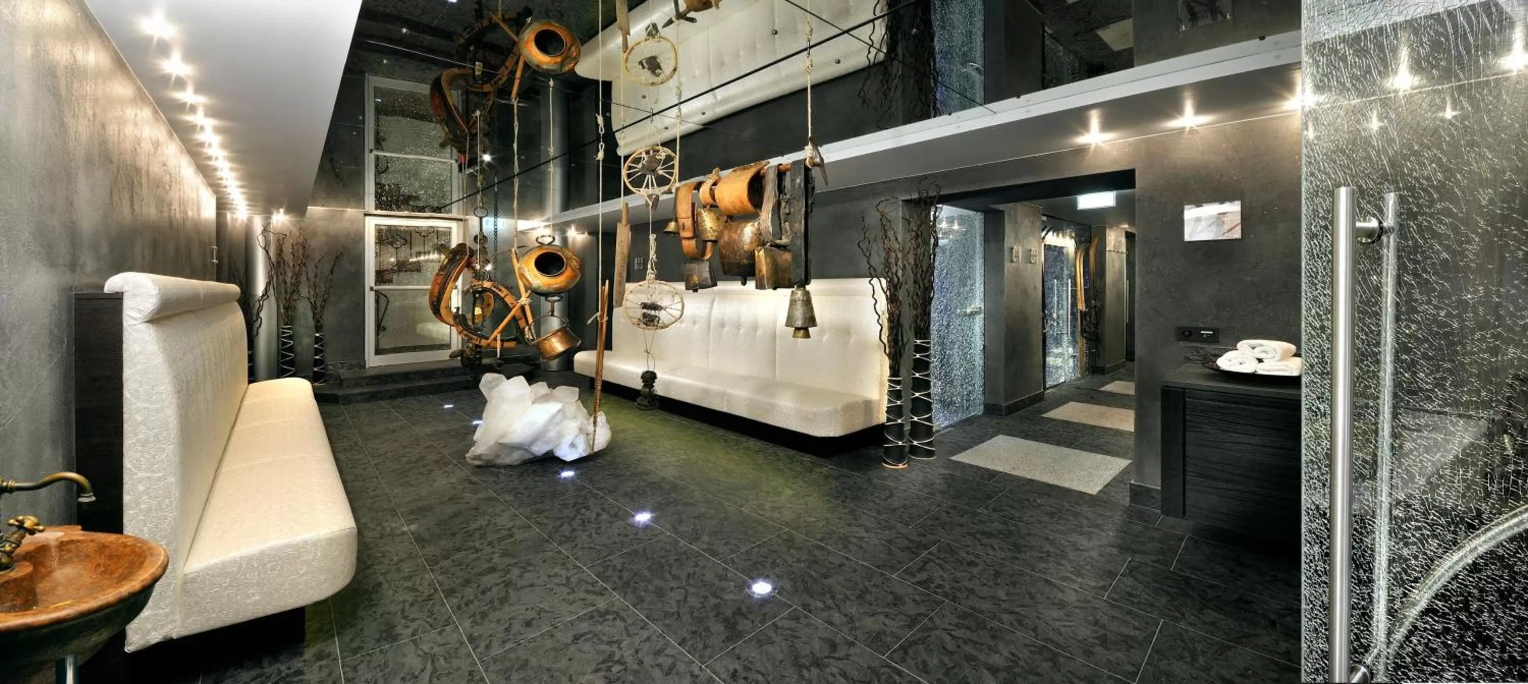 Business facilities, Bed in Stammhaus im Hotel Alpine Palace