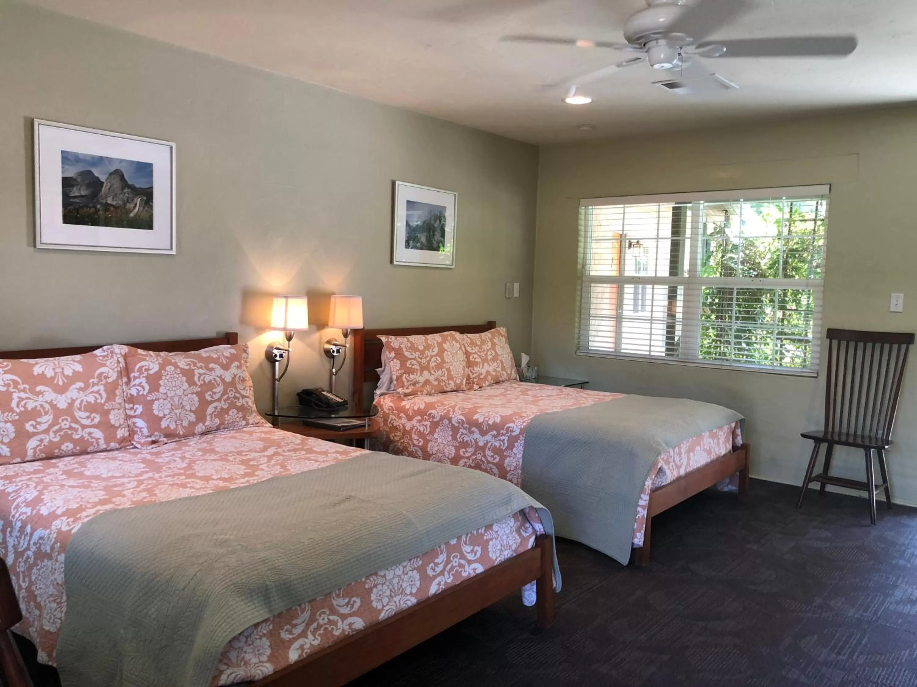 Bed in Queen's Inn By The River