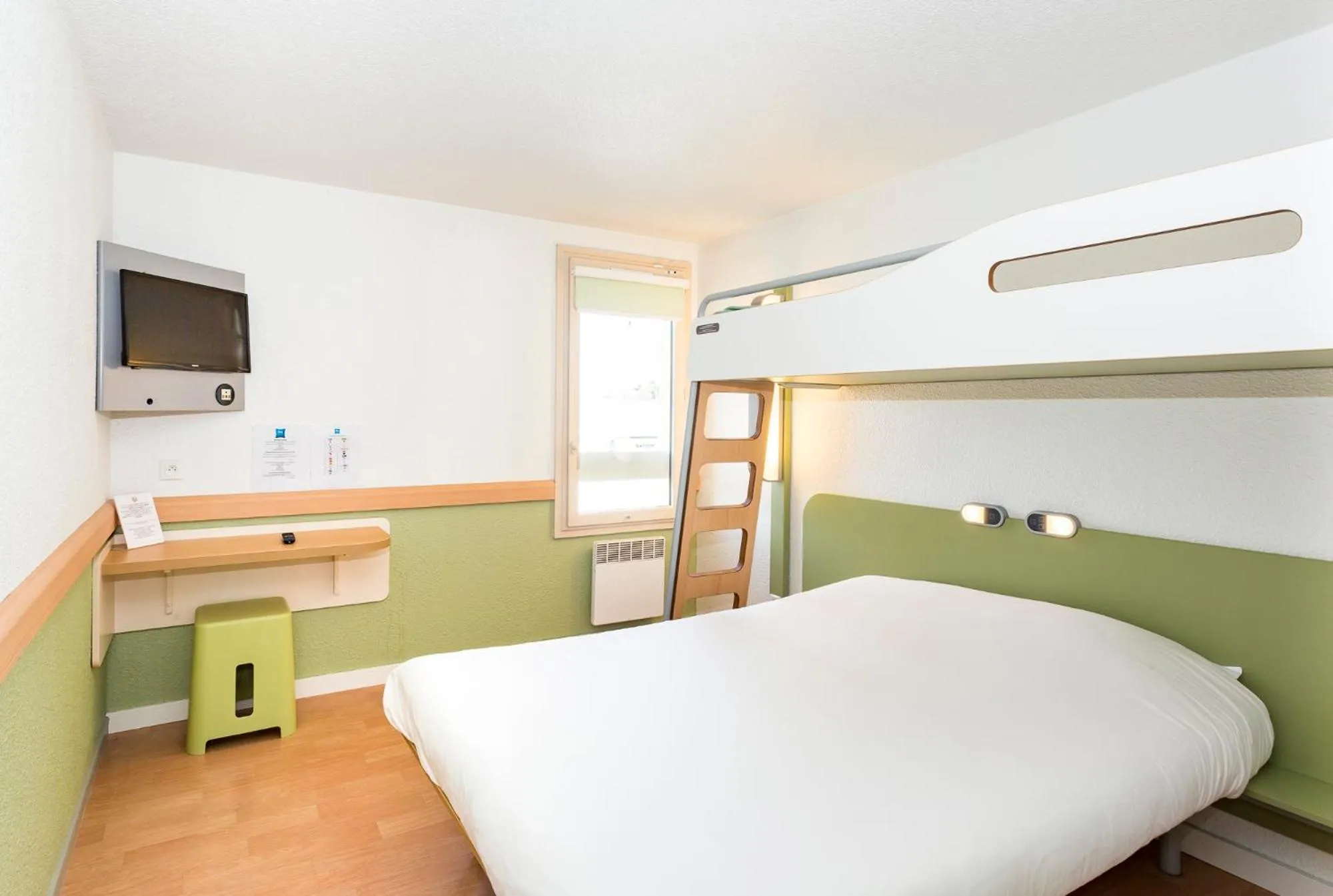 Bedroom, Bed in ibis budget Quimper