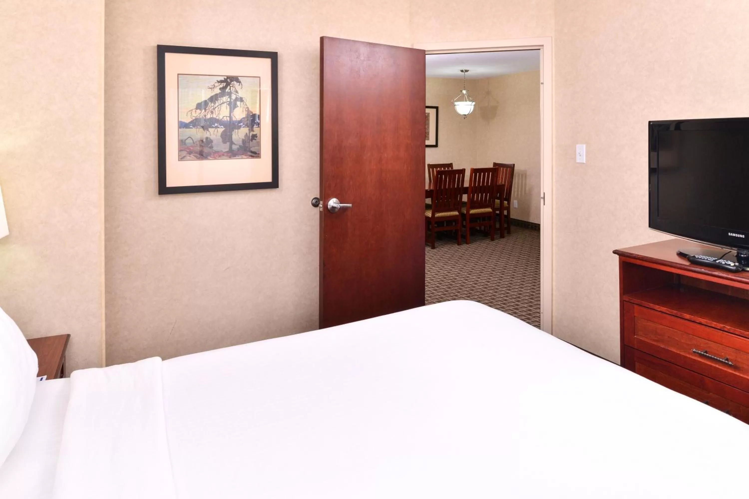 Photo of the whole room, Bed in Holiday Inn Express Edmonton North by IHG