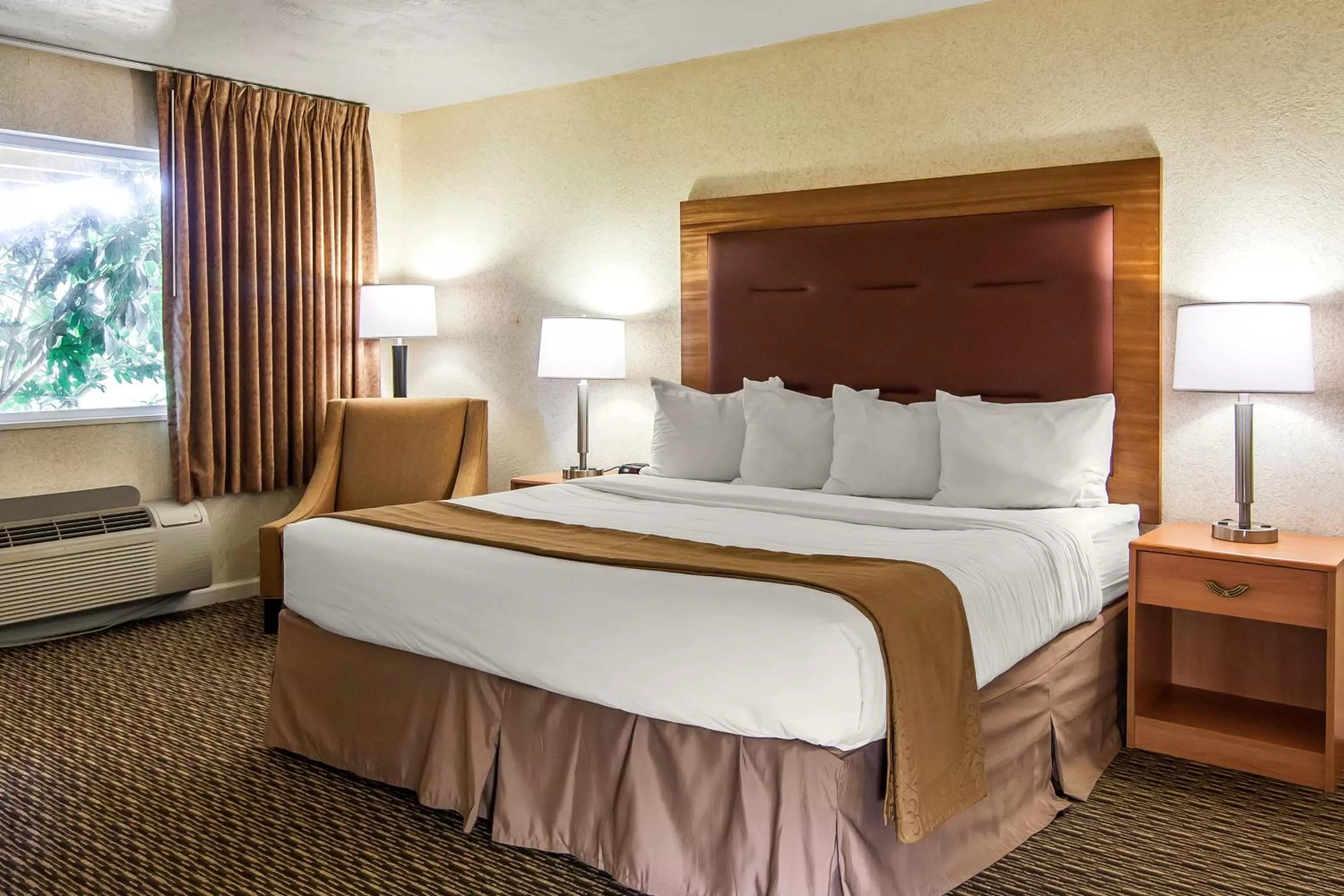 Bedroom, Bed in Quality Inn & Suites at Coos Bay