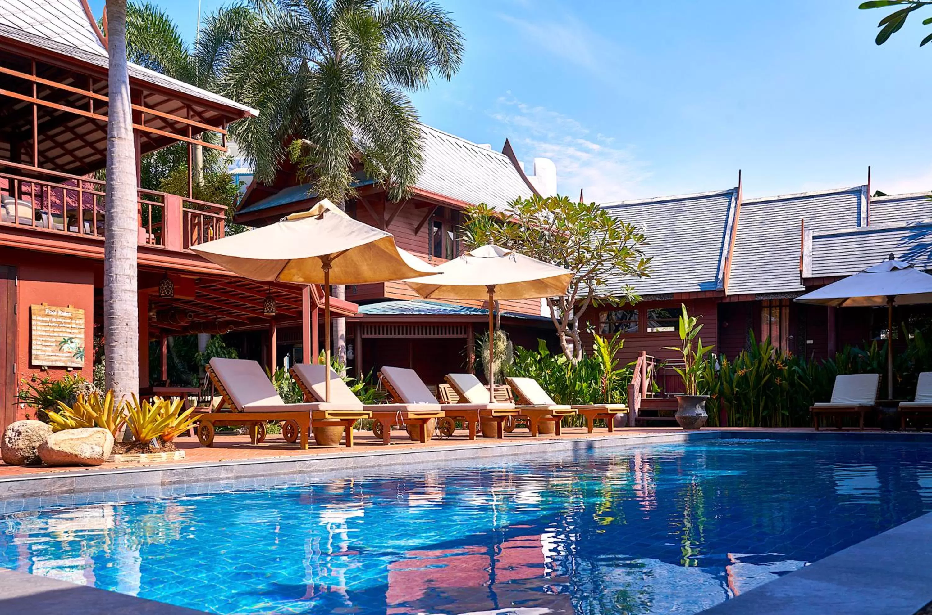 Swimming pool in Ruenkanok Thaihouse Resort