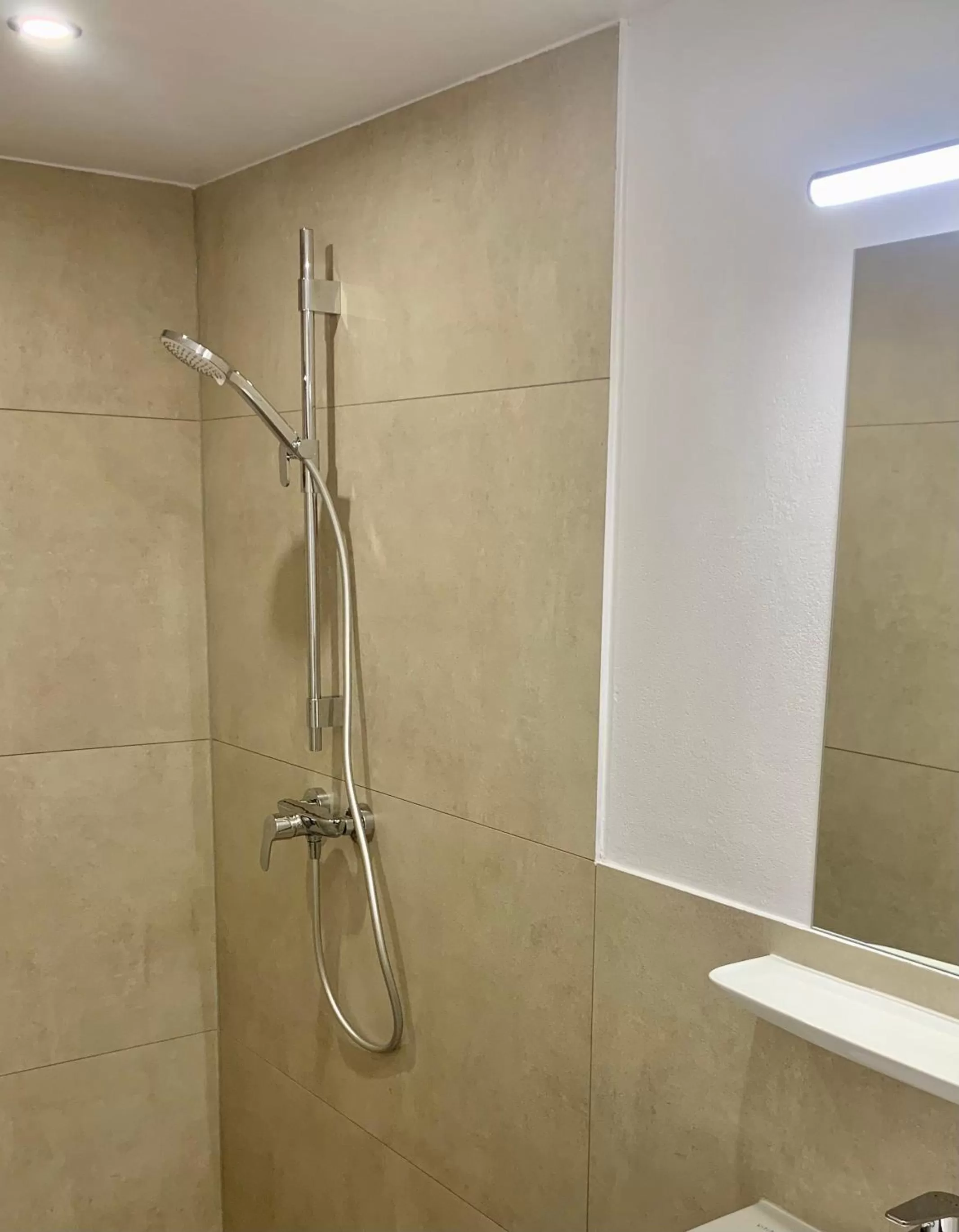 Bathroom in Hotel am Bahnhof