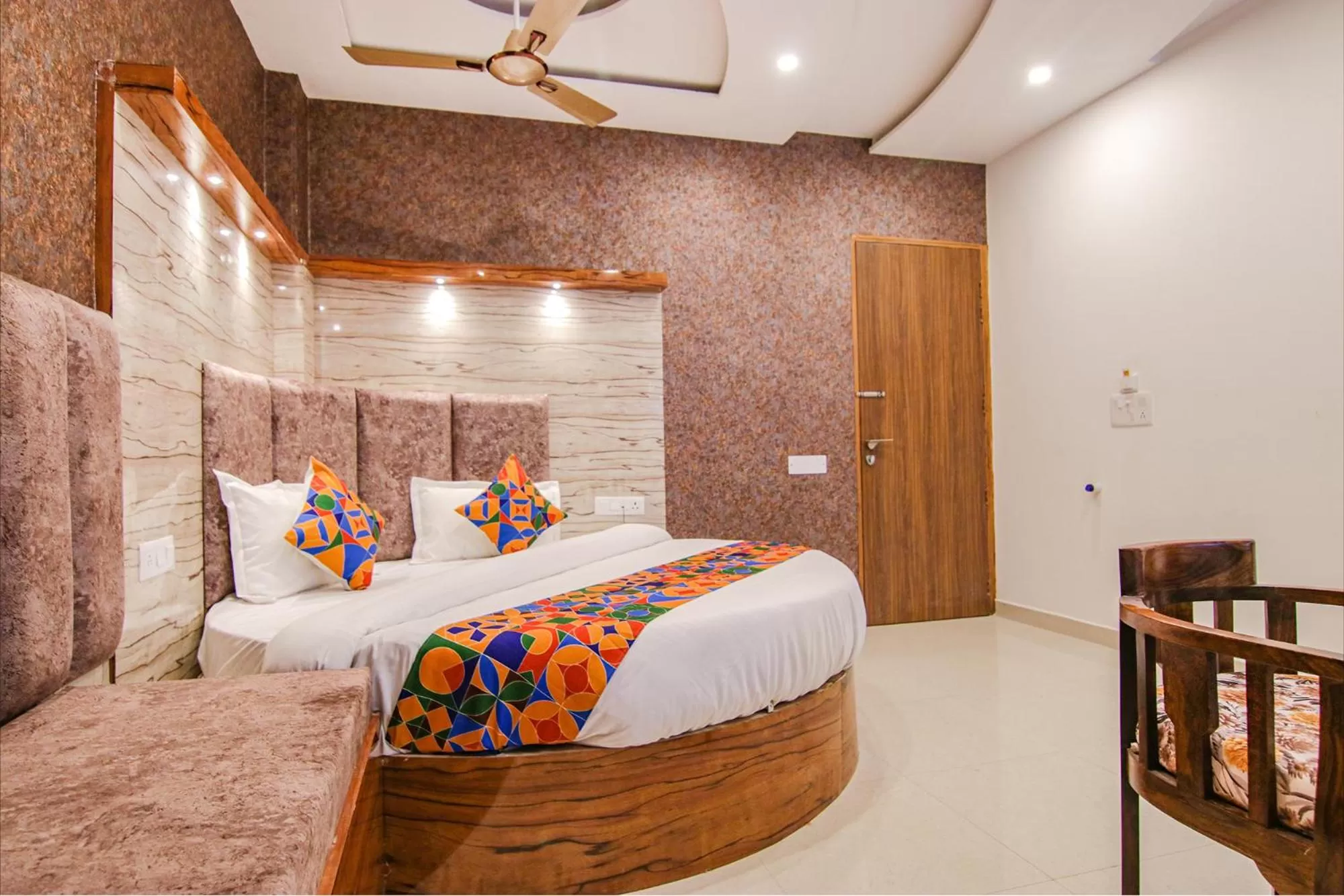 Living room, Bed in FabHotel Meridian Inn