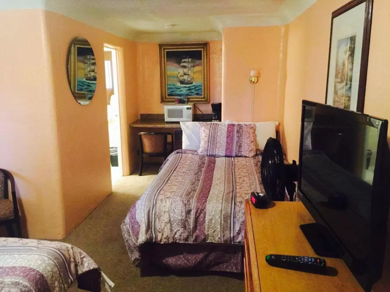 Bed in Budget Inn Motel Chemult