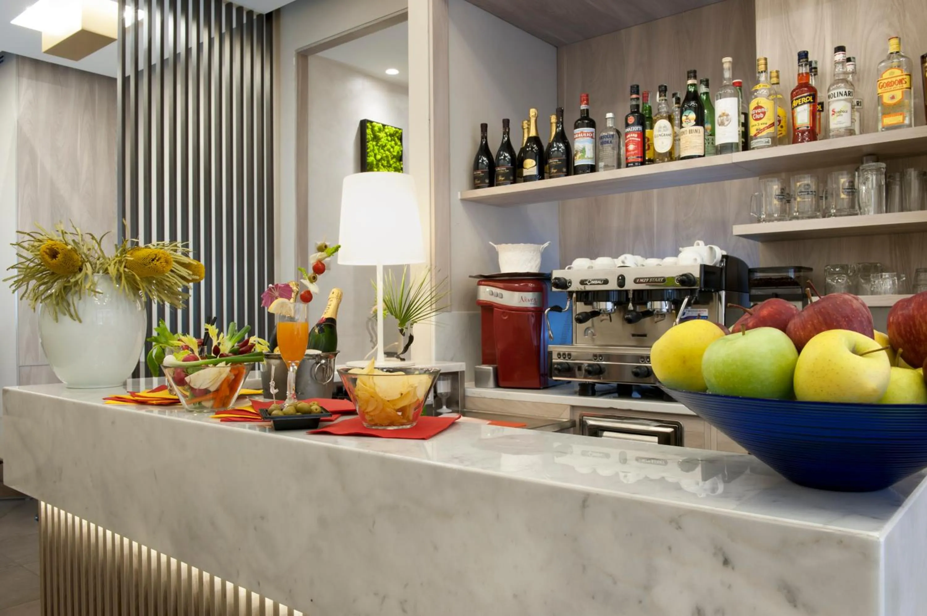 Restaurant/places to eat in Hotel Gamma