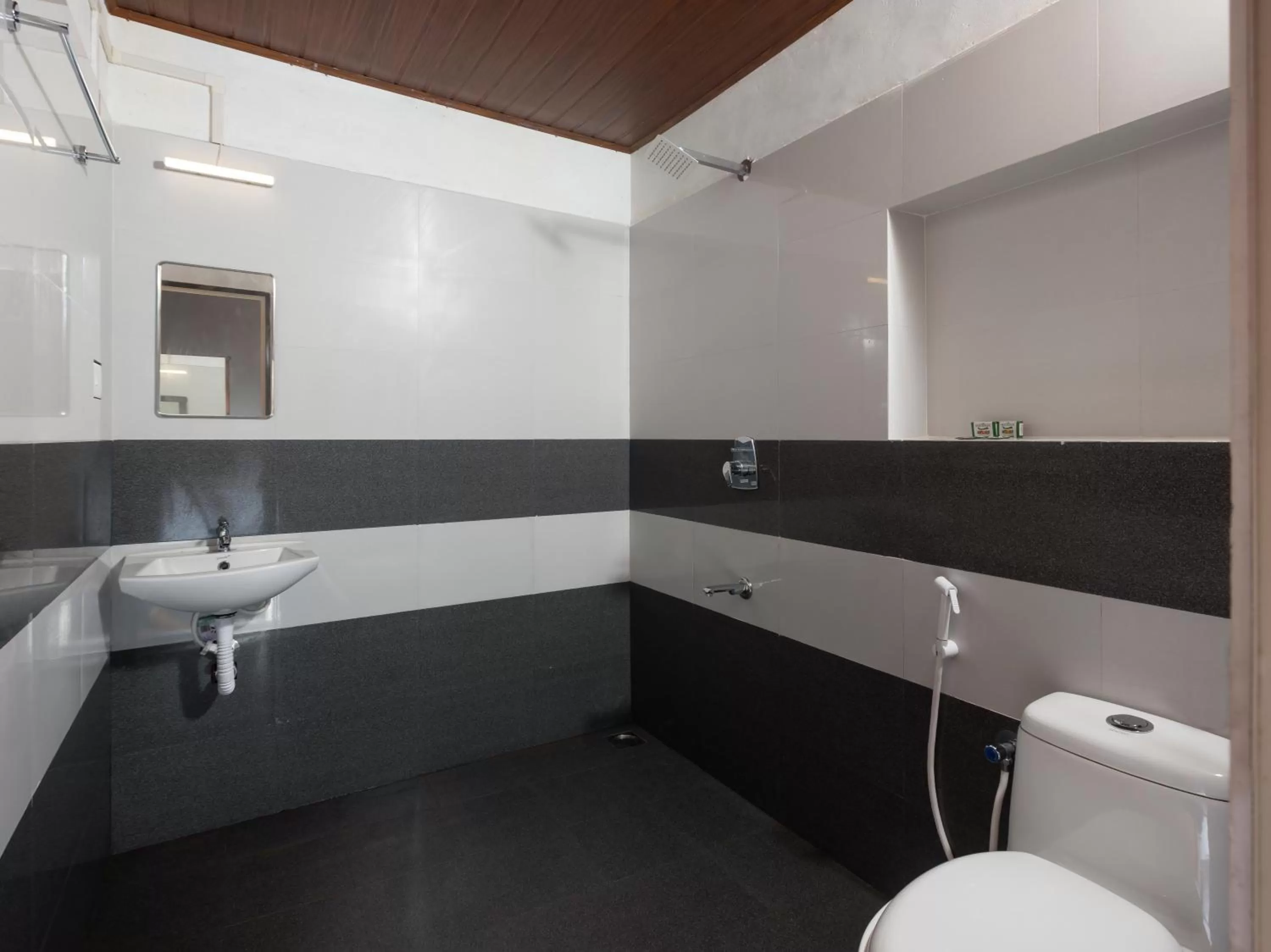 Shower in Ela Ecoland Nature Retreat