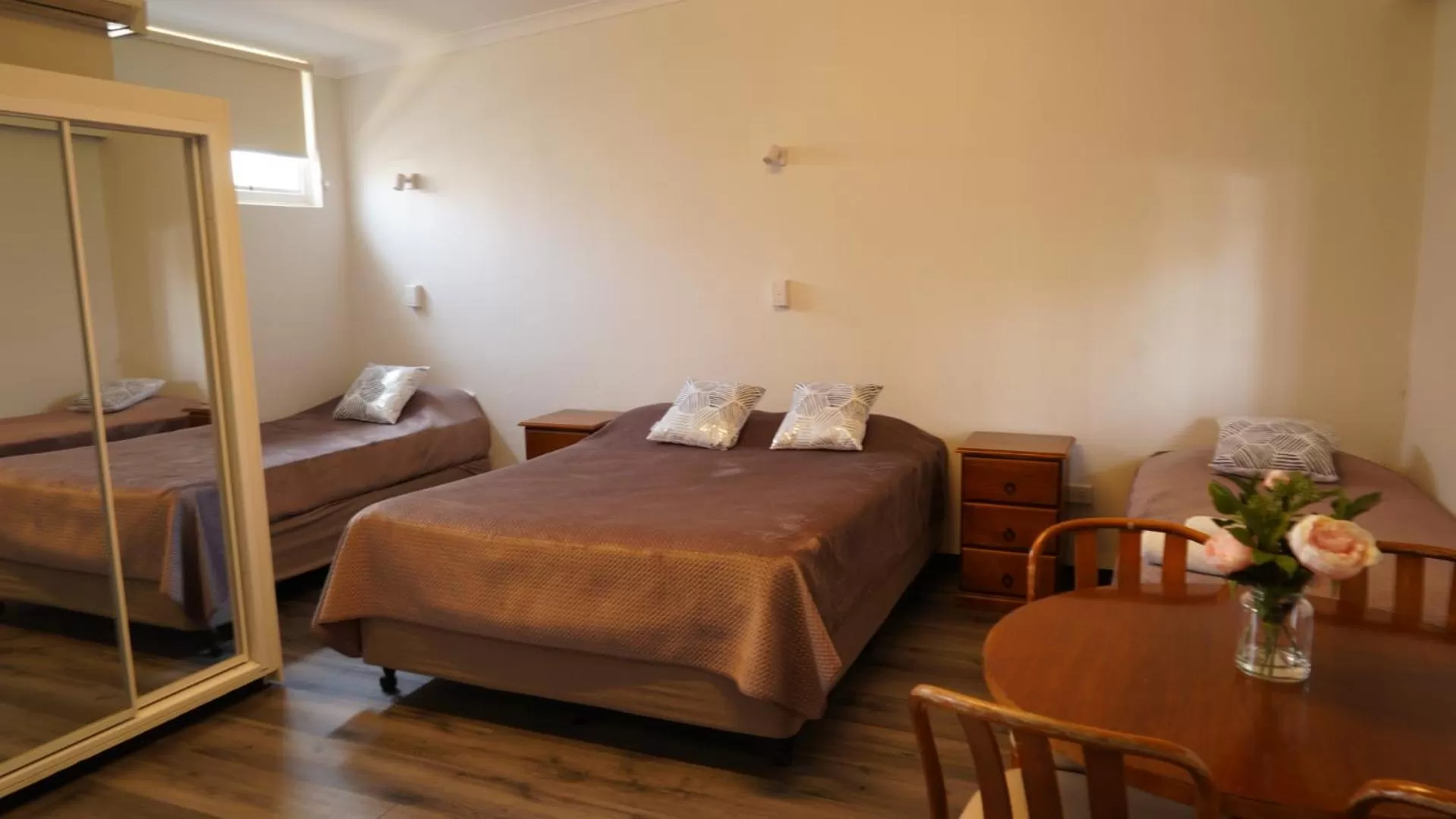 Bedroom, Bed in Country Motor Inn