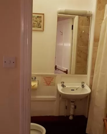 Bathroom in Kings Arms Hotel