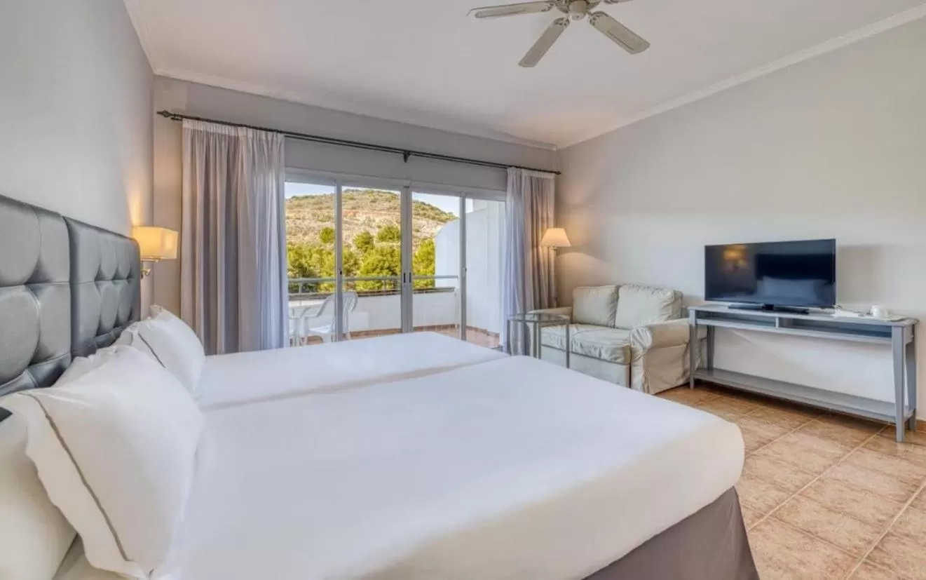 Bedroom, TV/Entertainment Center in Alhaurin Golf Hotel