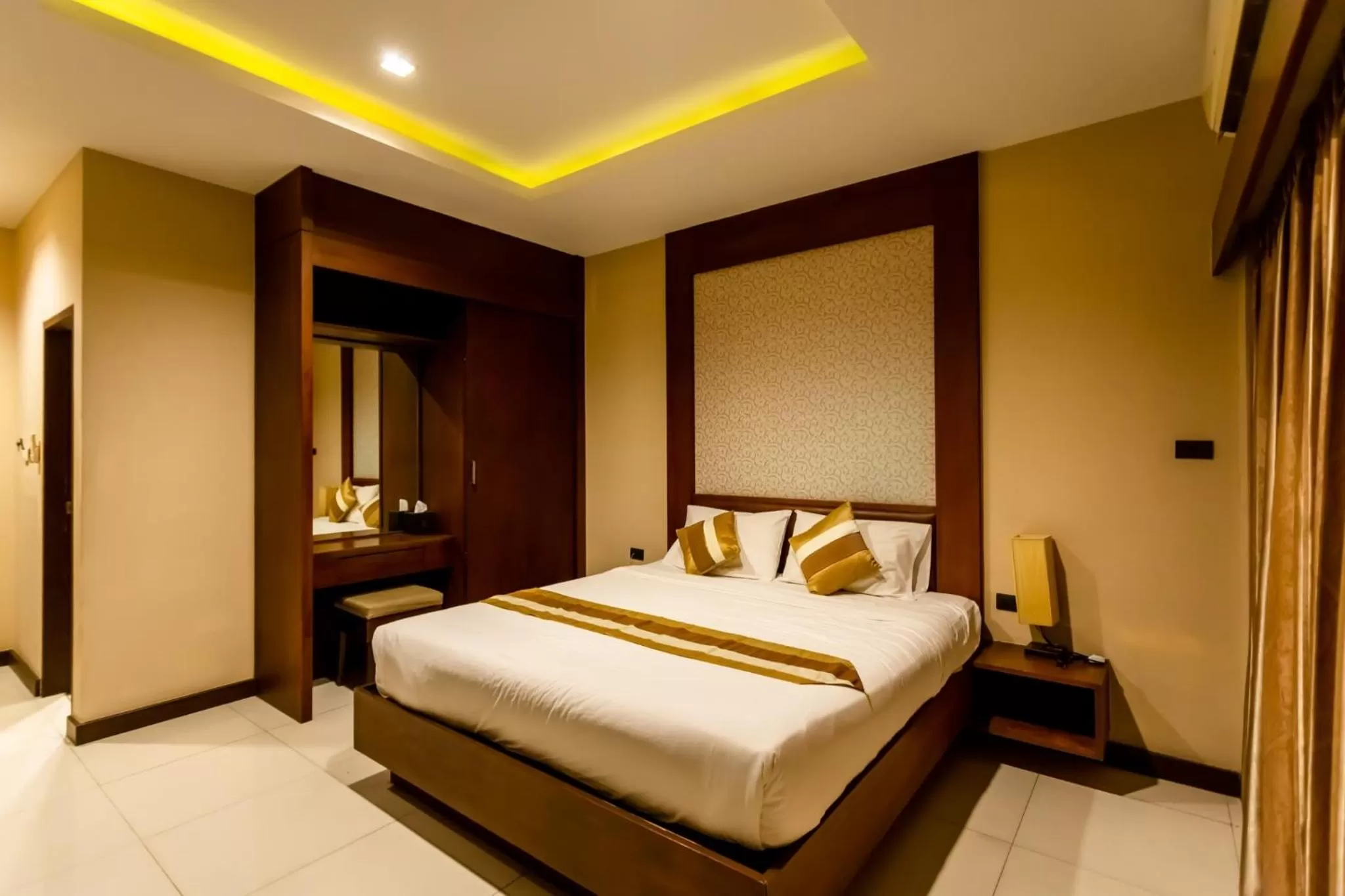 Photo of the whole room, Bed in Honey Inn Pattaya