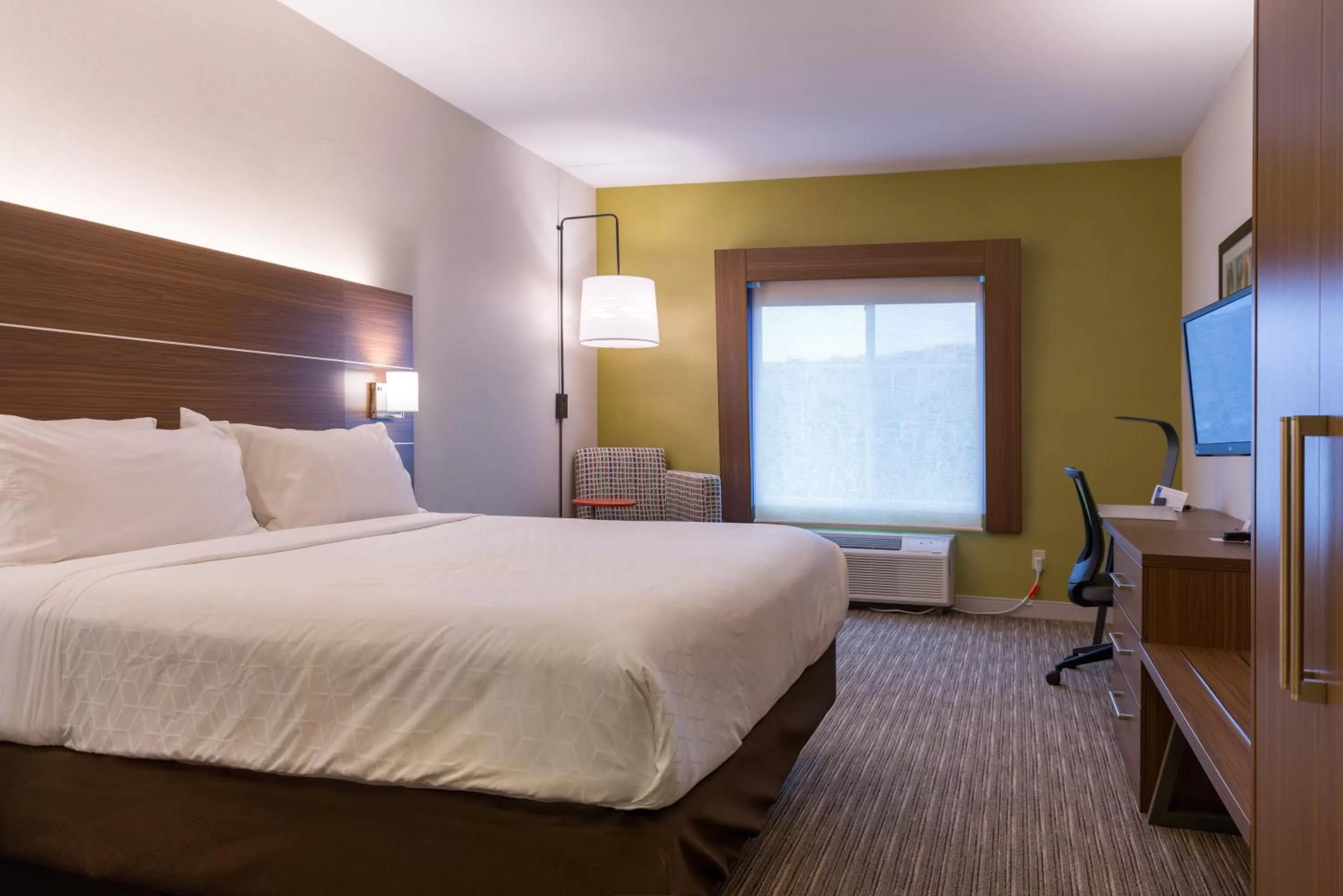 Photo of the whole room, Bed in Holiday Inn Express Branford-New Haven by IHG