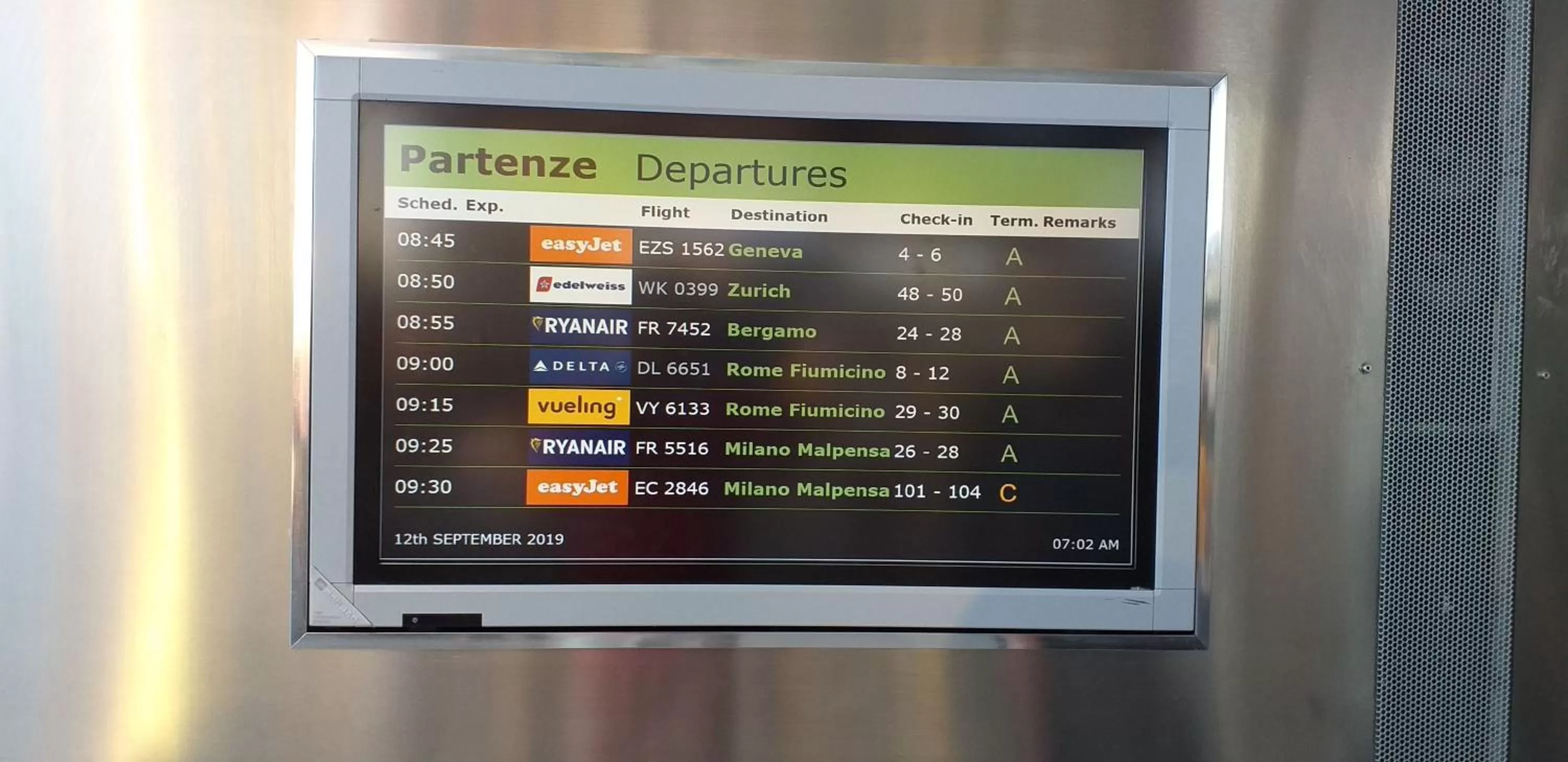 TV/Entertainment Center in BED&FLY NEAR AIRPORT FONTANAROSSA Navetta gratis h24 reception h24