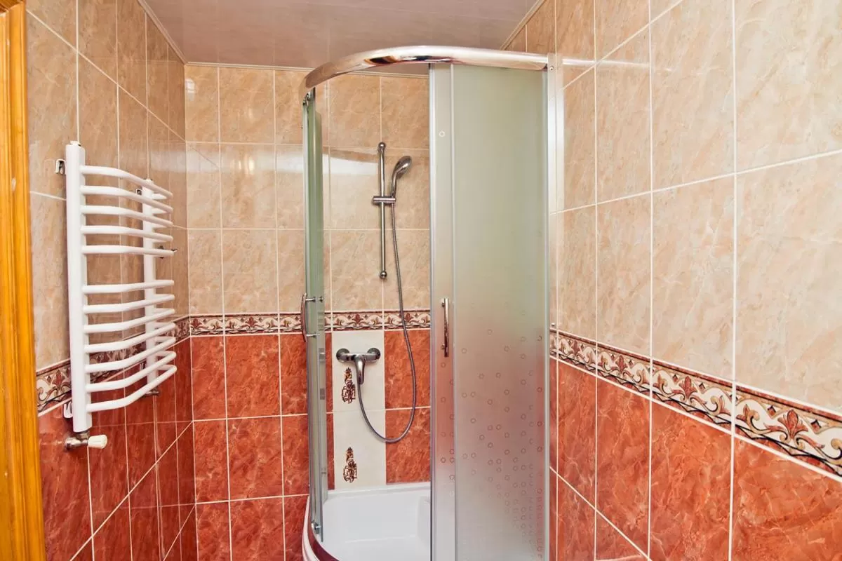 Shower in Filvarok Hotel