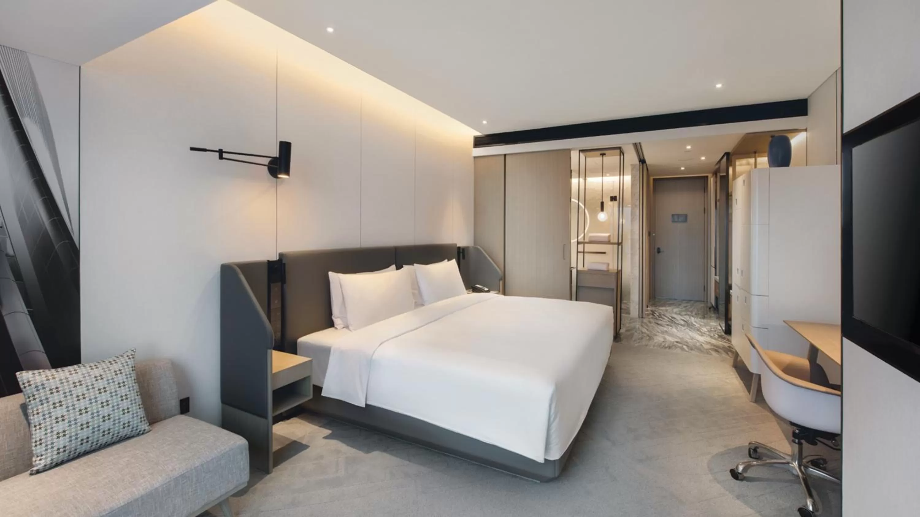 Photo of the whole room, Bed in Crowne Plaza Quanzhou Riverview by IHG