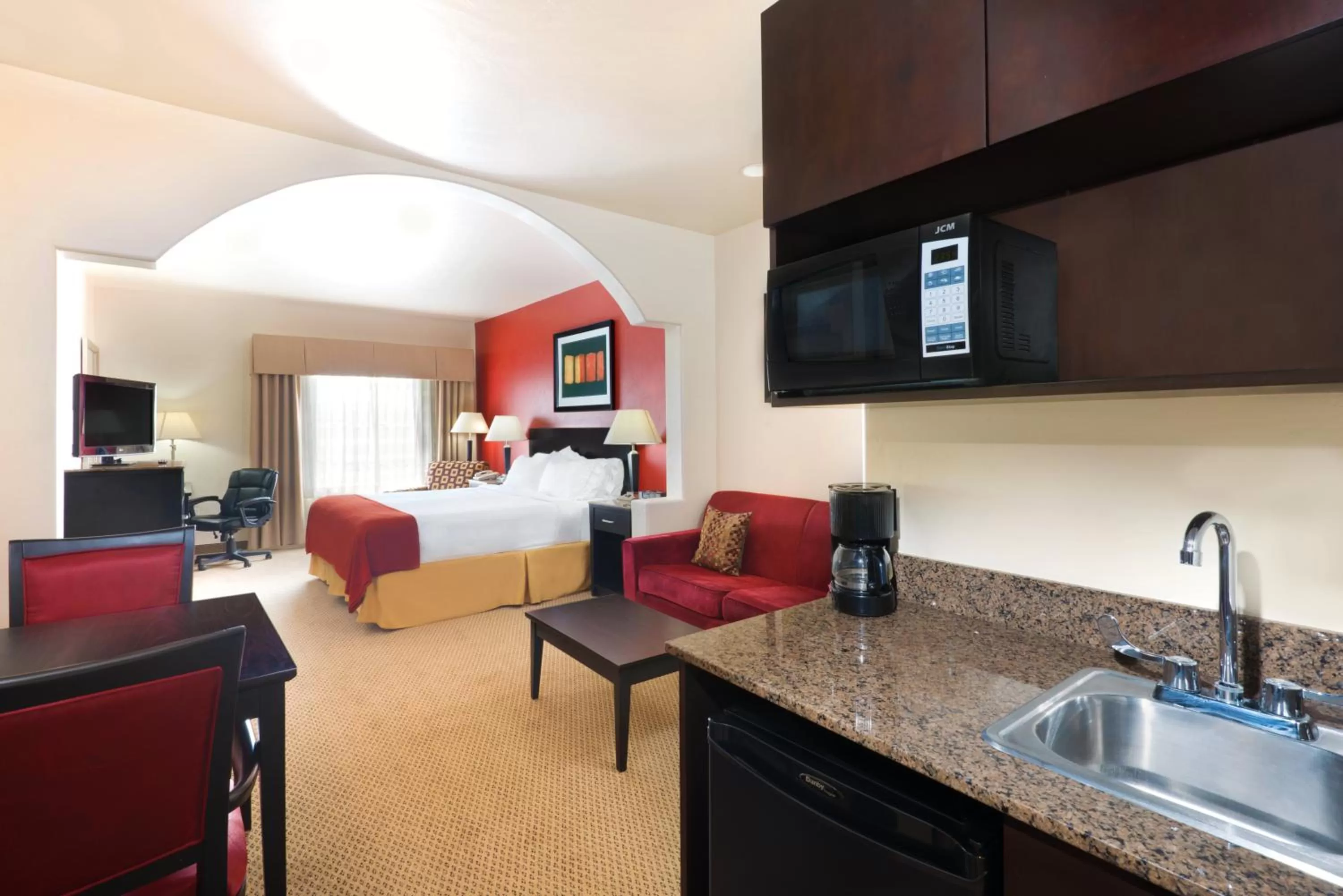 Photo of the whole room, Bed in Holiday Inn Express & Suites Casa Grande by IHG