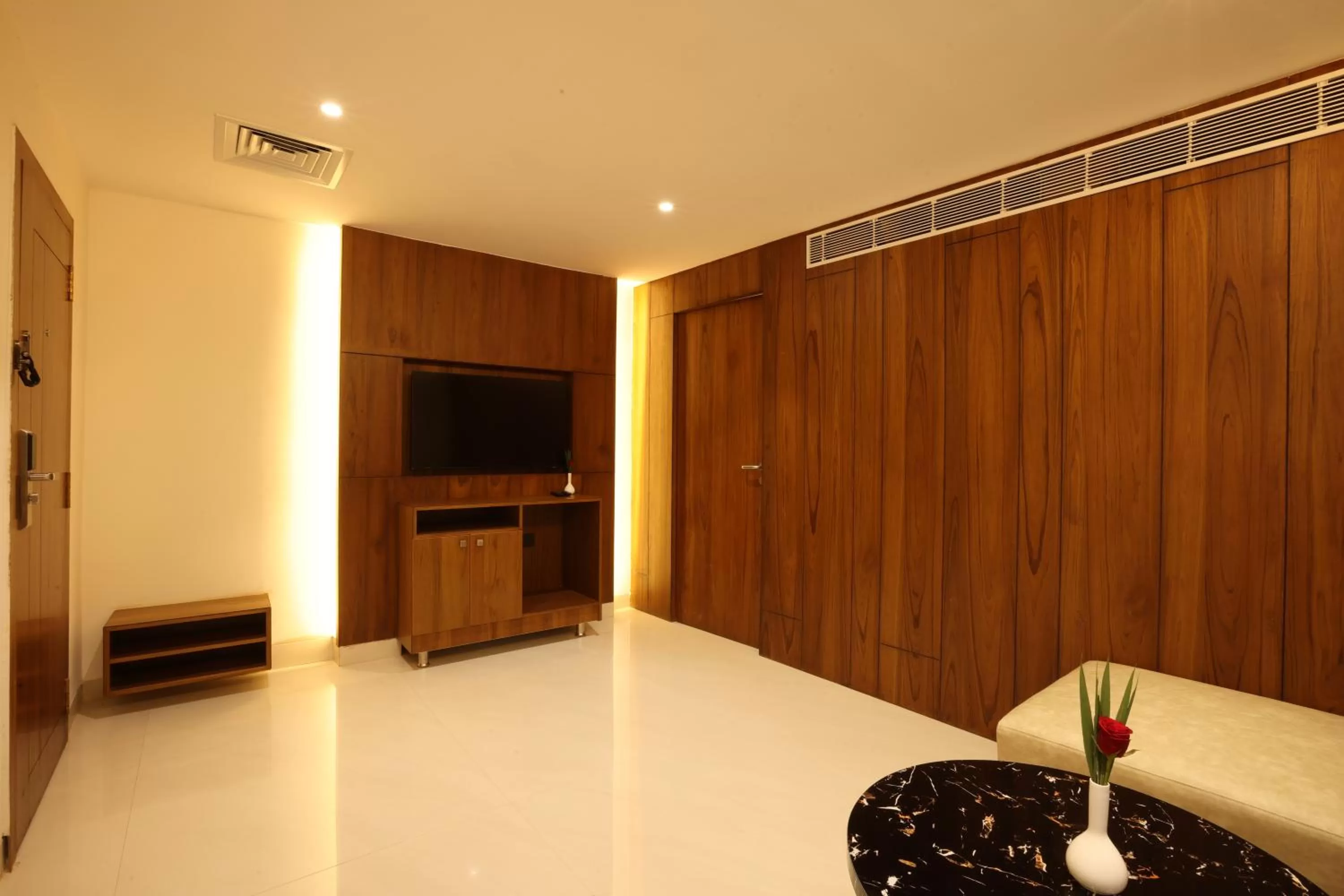 Living room in Royal Plaza Suites by RAK Rooms, Mangaluru