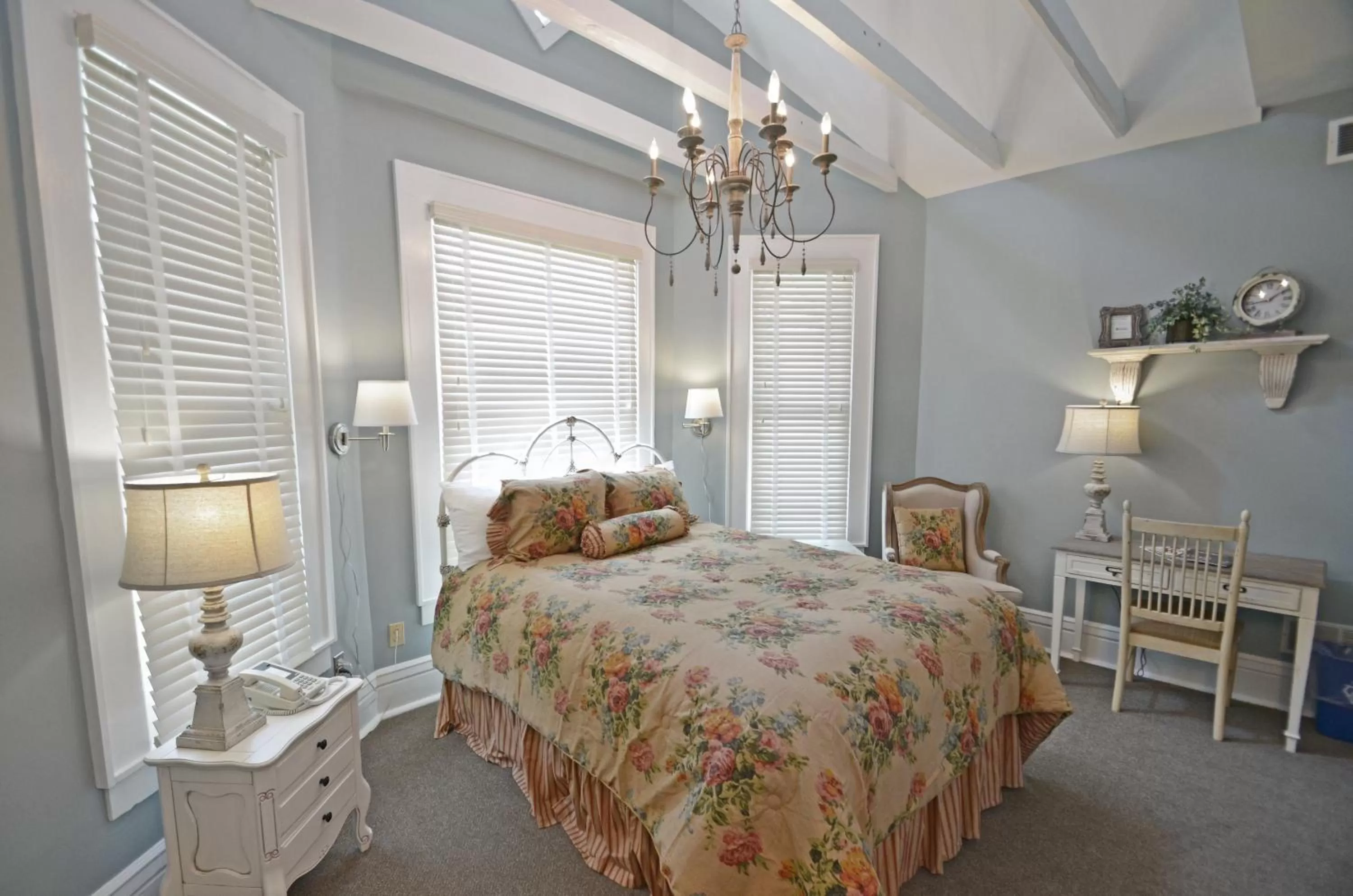 Photo of the whole room, Bed in Grant Street Inn - Bloomington