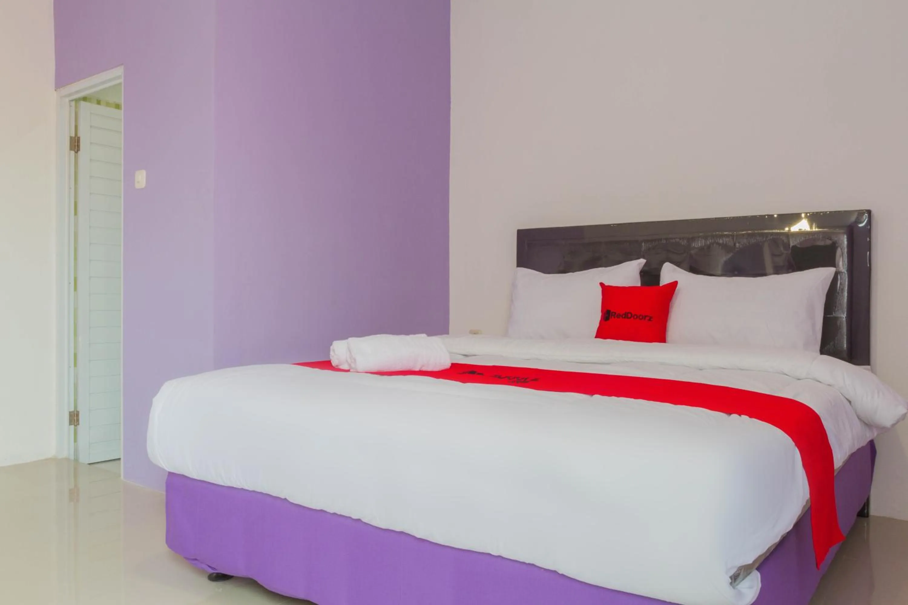 Bedroom, Bed in RedDoorz Plus @ Tuparev Cirebon 2