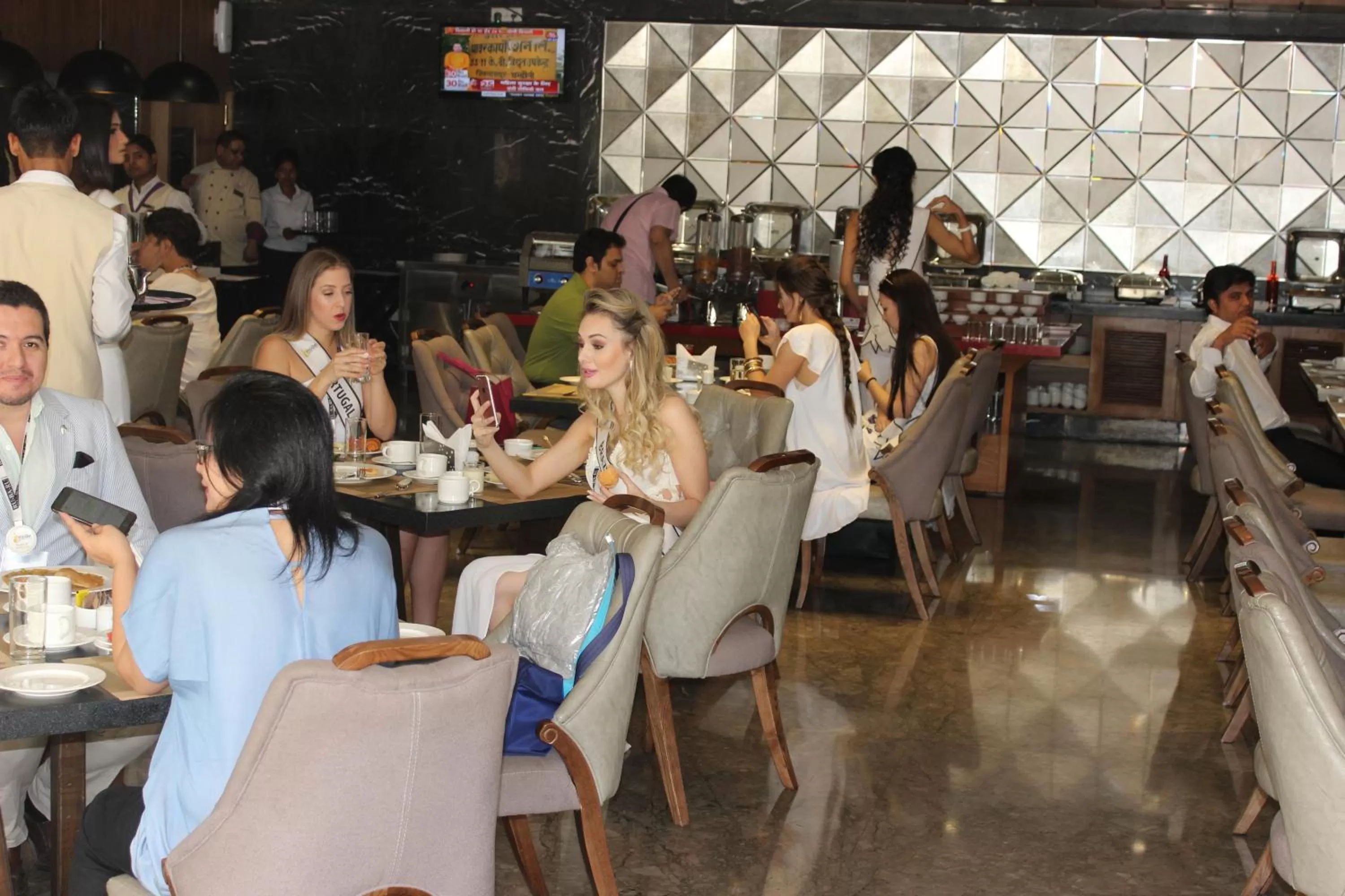 Restaurant/places to eat in Clarks Inn Suites Gwalior