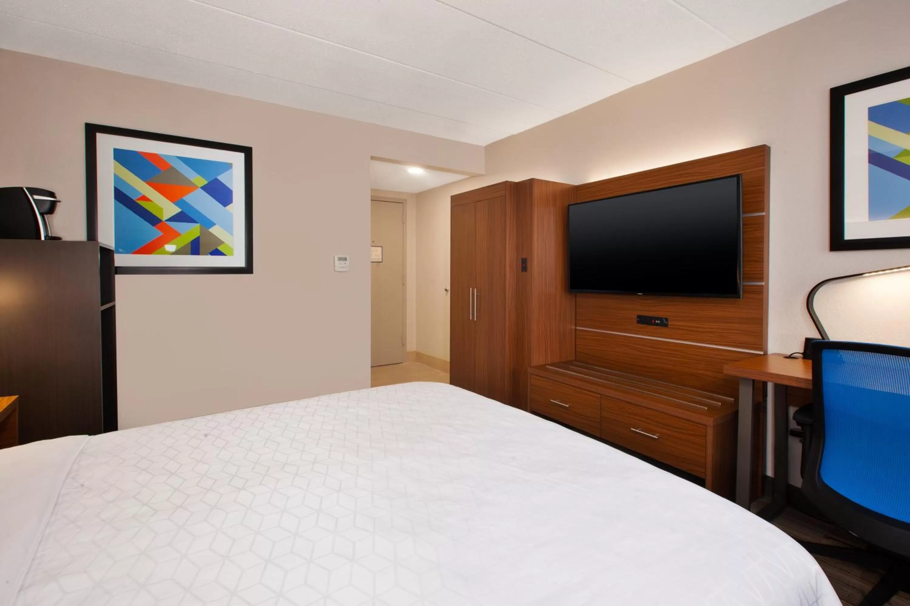 Photo of the whole room, Bed in Holiday Inn Express Fairfax-Arlington Boulevard by IHG