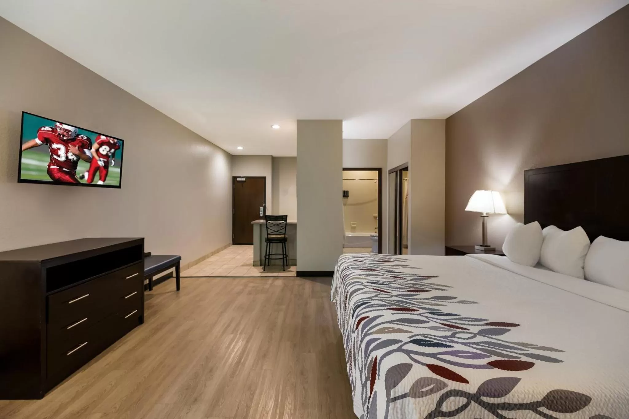 Photo of the whole room, Bed in Red Roof Inn Pecos