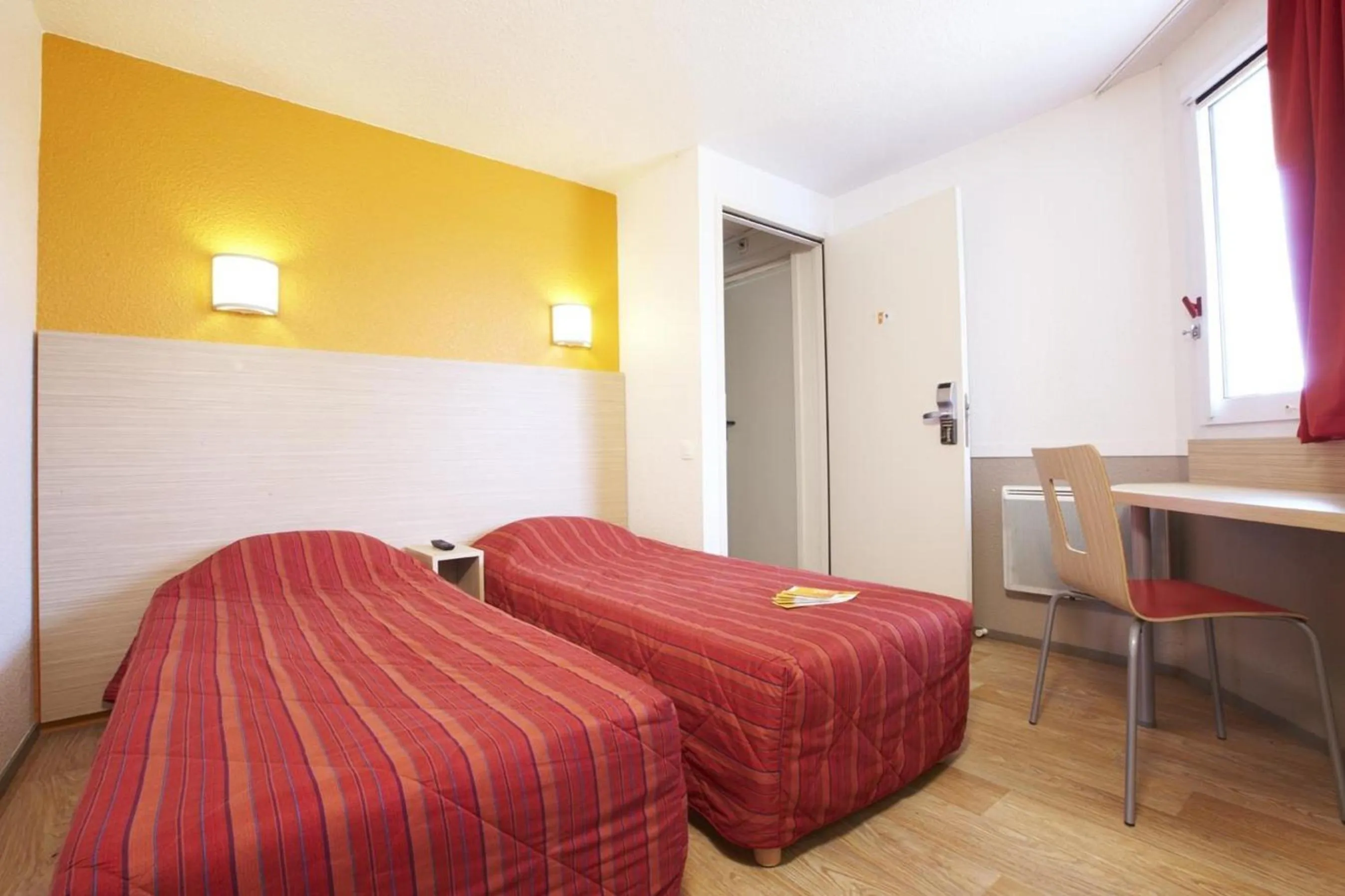 Photo of the whole room, Bed in Premiere Classe Avignon Courtine Gare TGV