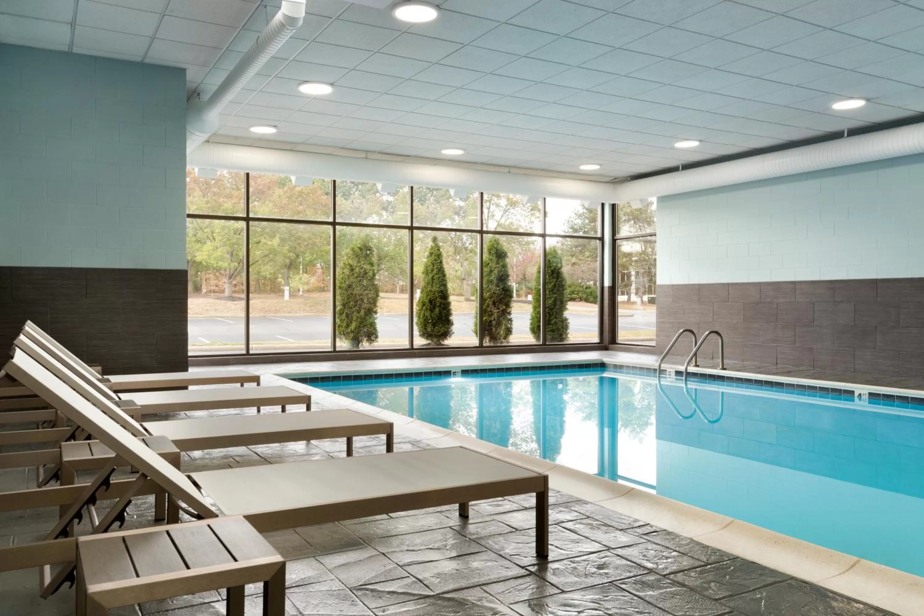 Swimming pool in Radisson Akron-Fairlawn Copley