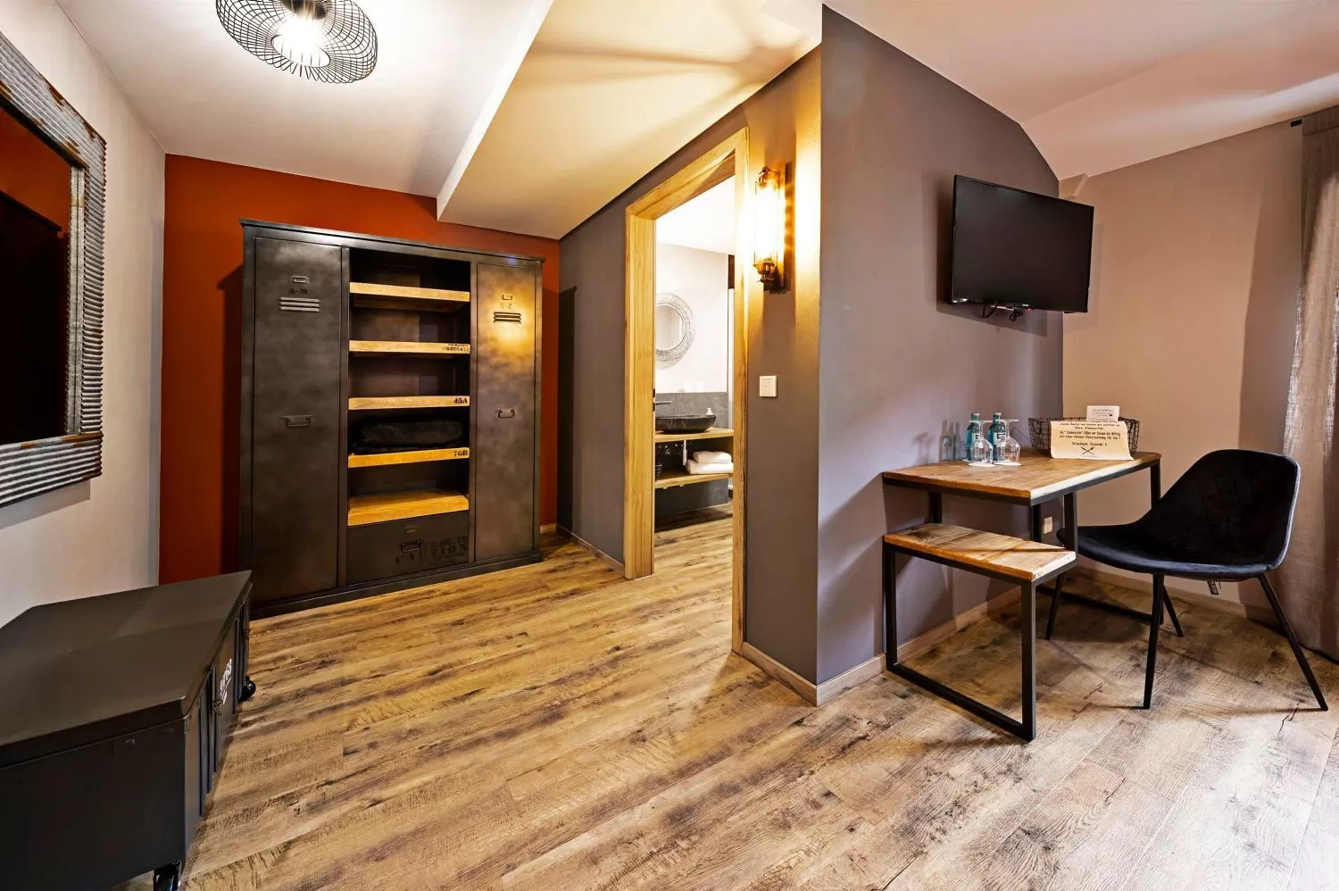 TV/Entertainment Center in Die Sperre