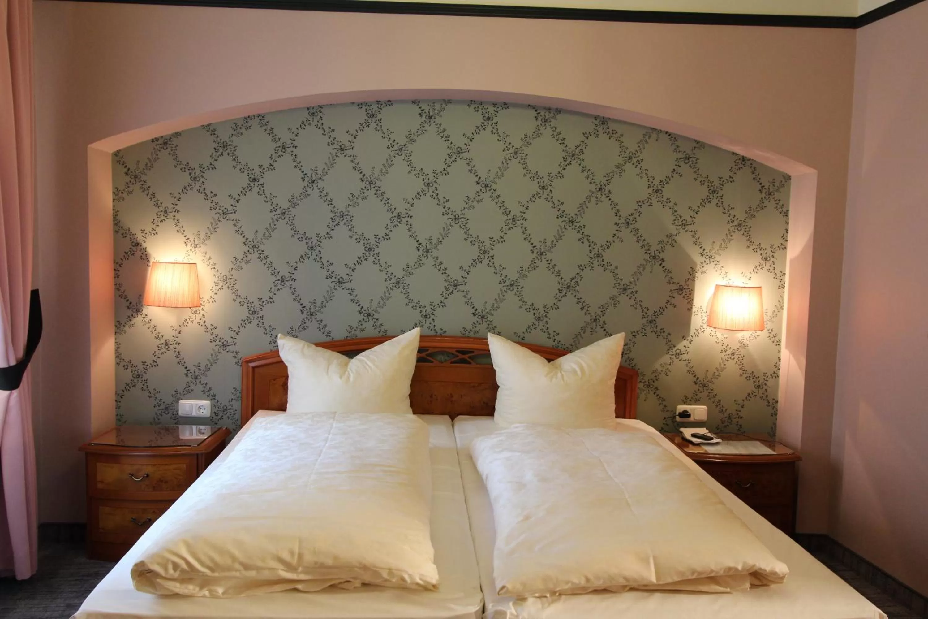 Bed in Historik Hotel Goldener Hirsch Rothenburg